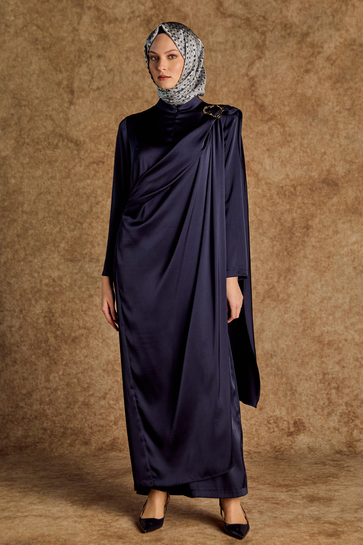 Pelerin Detaylı Toka Fularlı Tulum