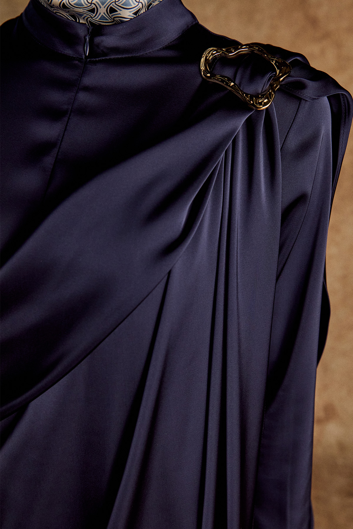 Pelerin Detaylı Toka Fularlı Tulum