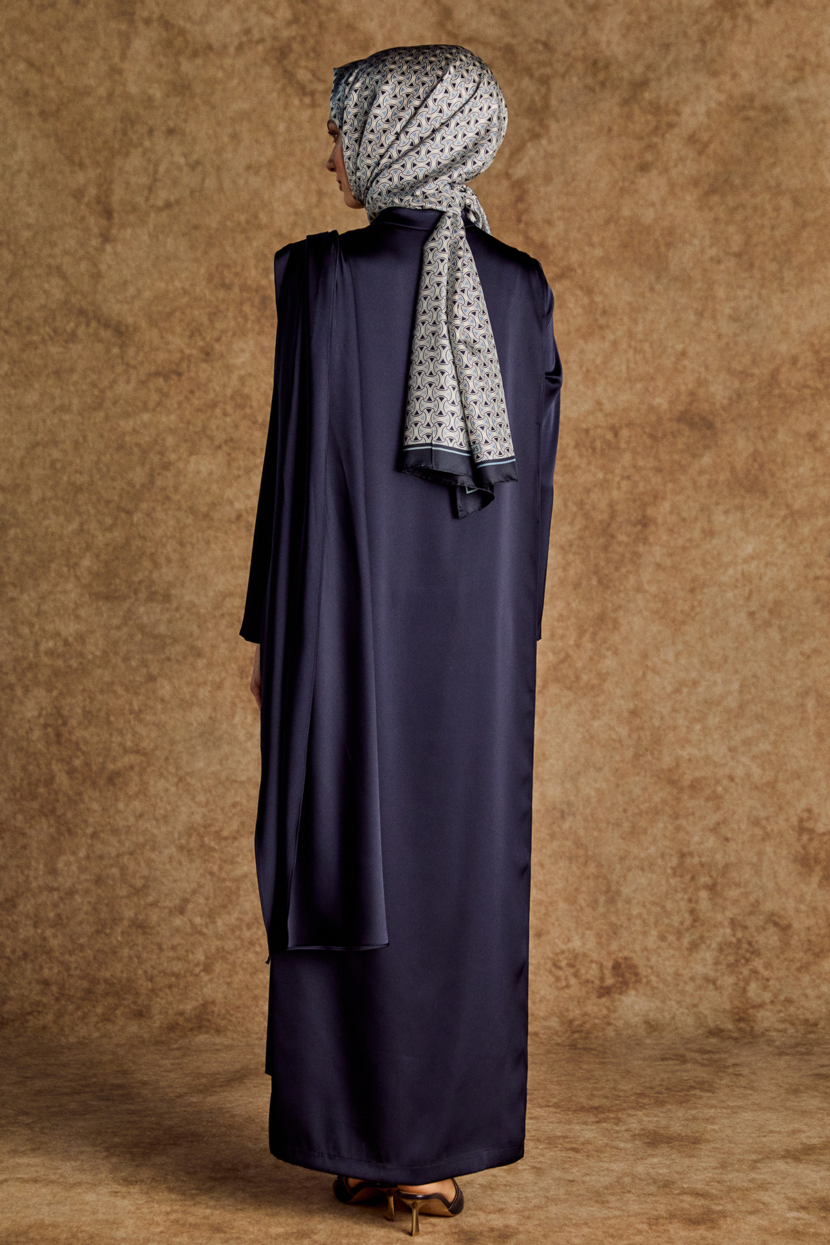 Pelerin Detaylı Toka Fularlı Tulum