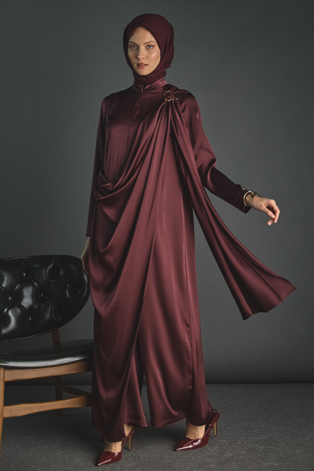 Pelerin Detaylı Toka Fularlı Tulum