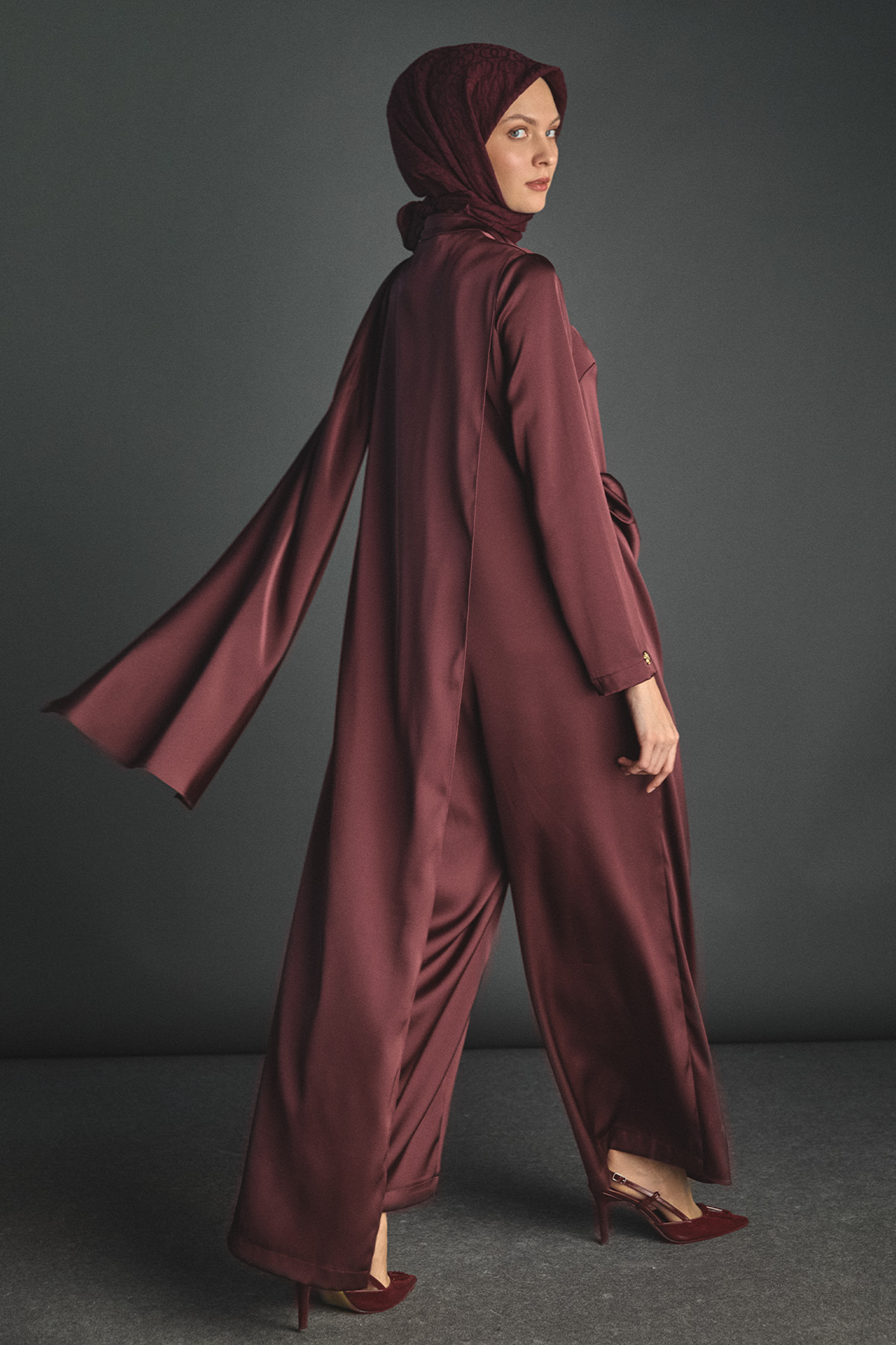 Pelerin Detaylı Toka Fularlı Tulum