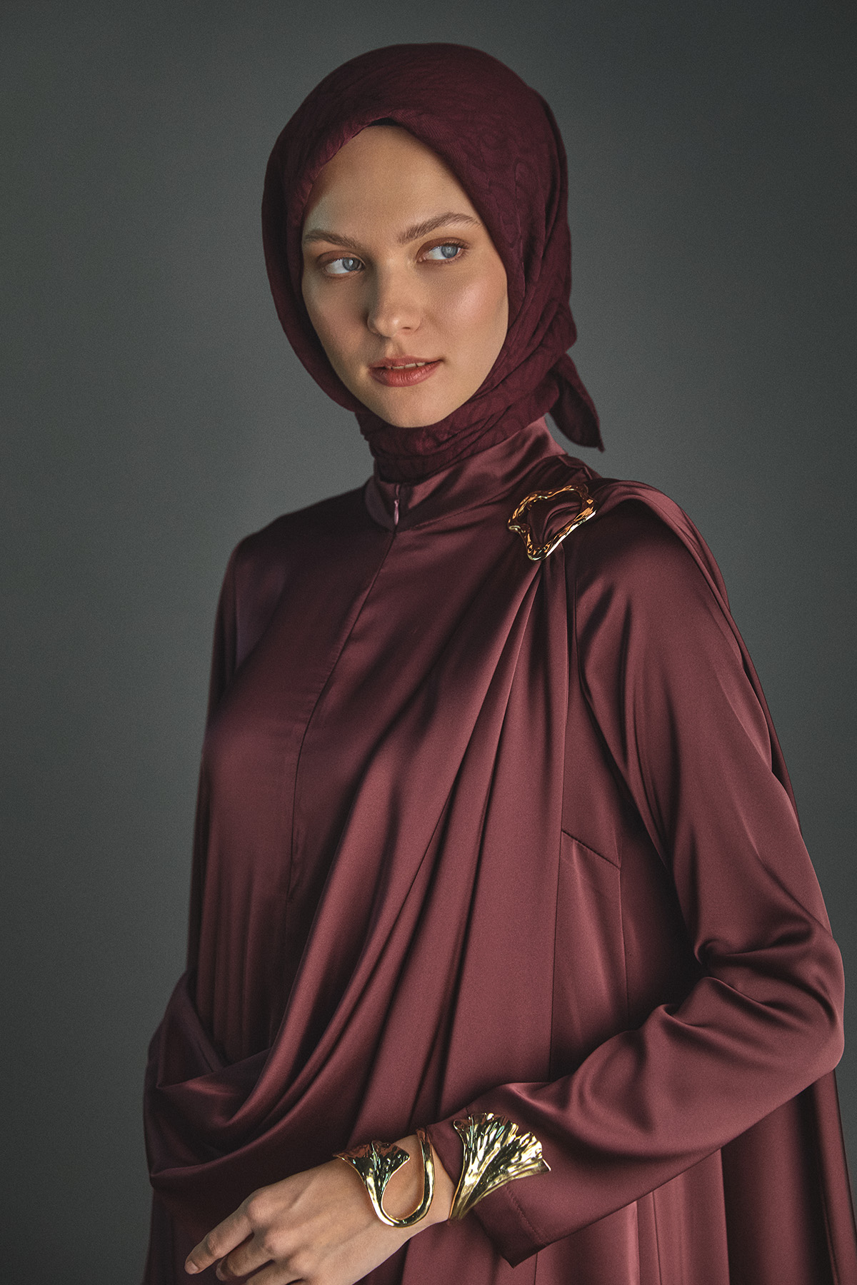 Pelerin Detaylı Toka Fularlı Tulum