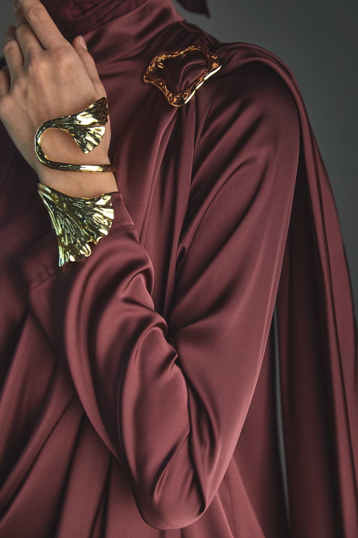 Pelerin Detaylı Toka Fularlı Tulum