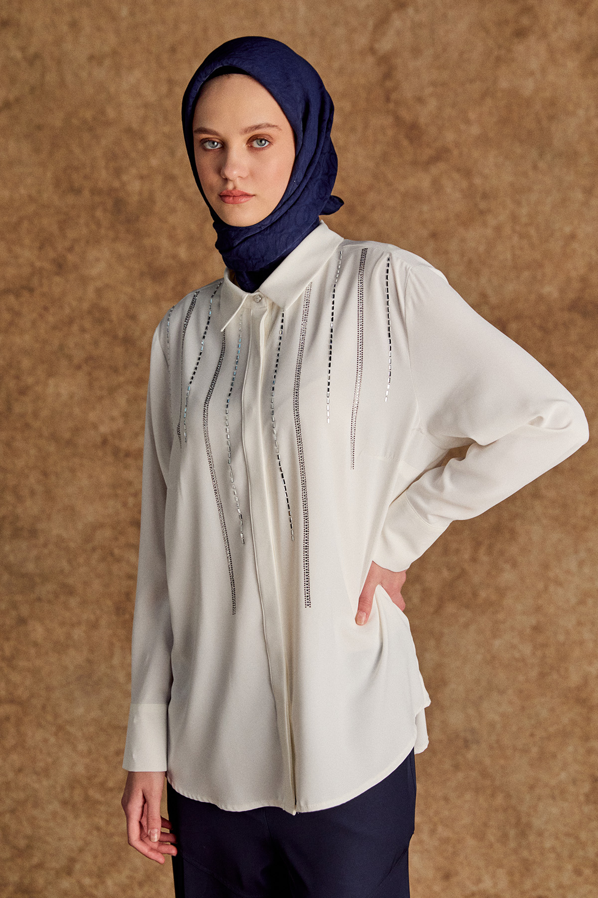 Taş Detaylı Gömlek Yakalı Tunik