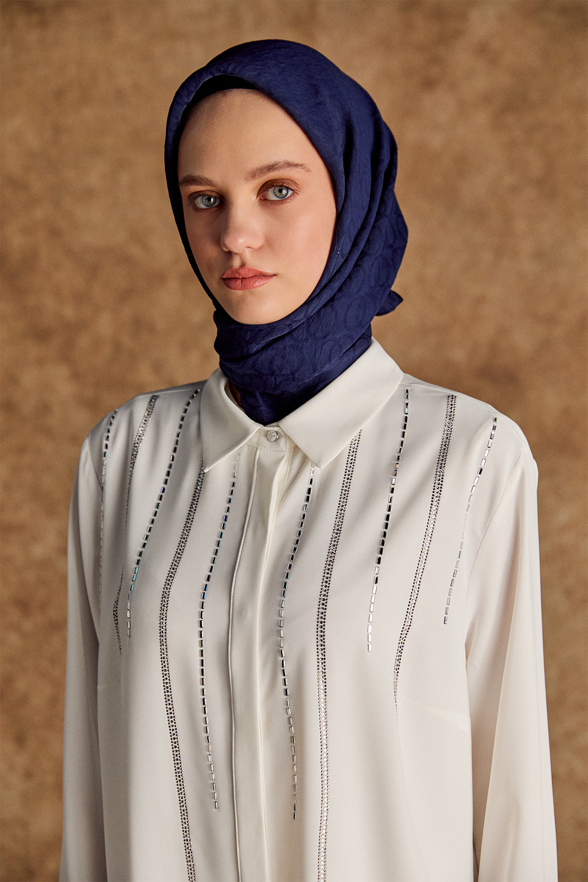 Taş Detaylı Gömlek Yakalı Tunik