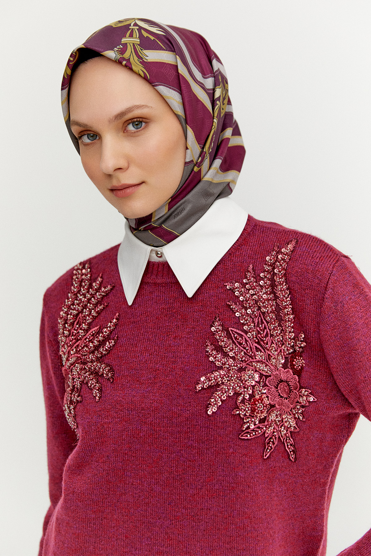 Payet İşlemeli Çiçek Nakışlı Triko Tunik