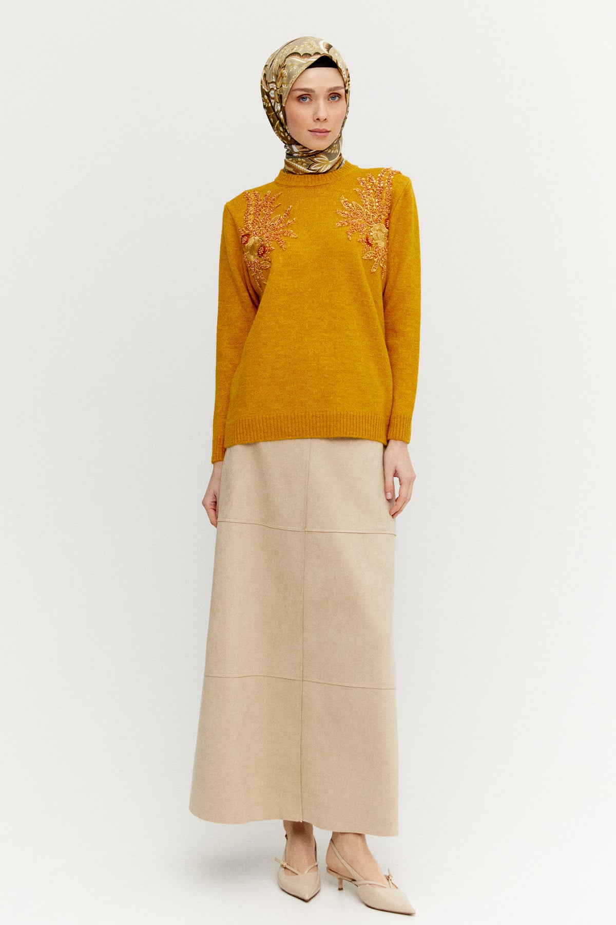 Payet İşlemeli Çiçek Nakışlı Triko Tunik