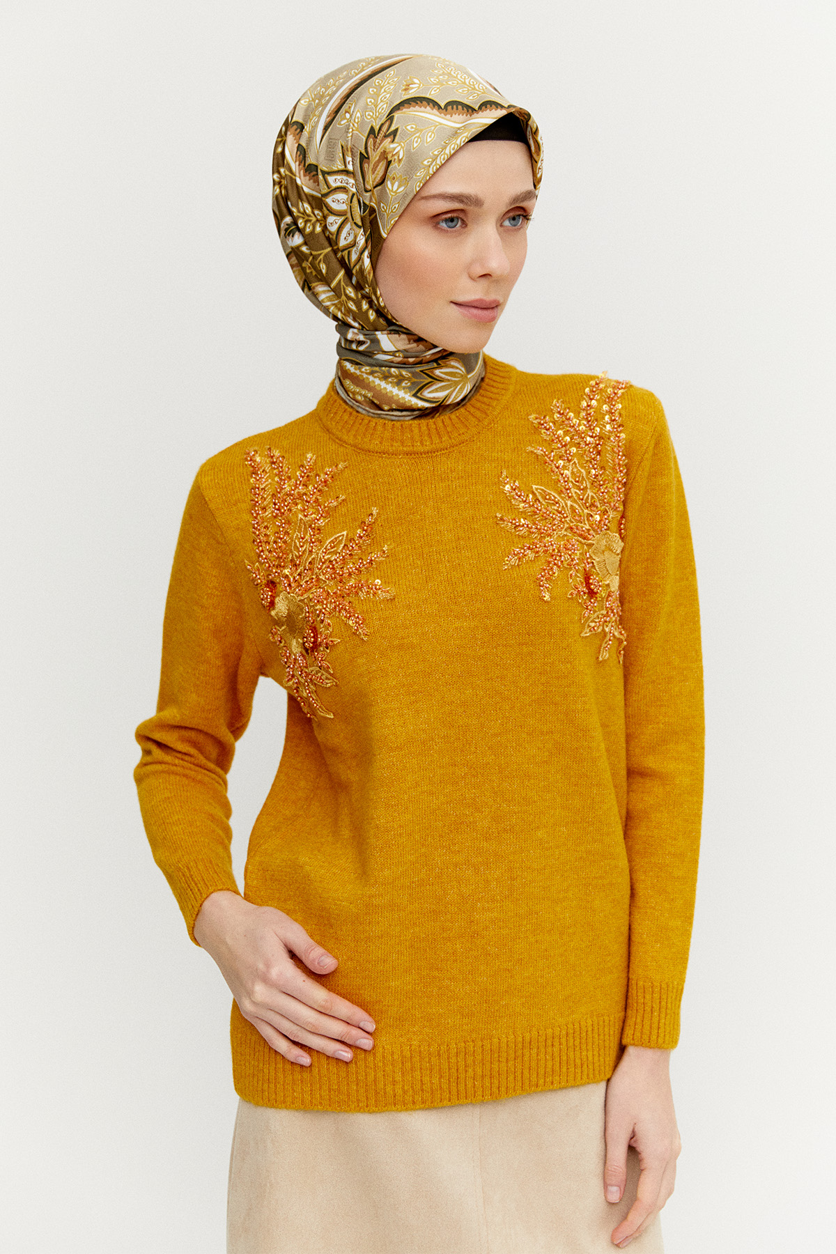 Payet İşlemeli Çiçek Nakışlı Triko Tunik