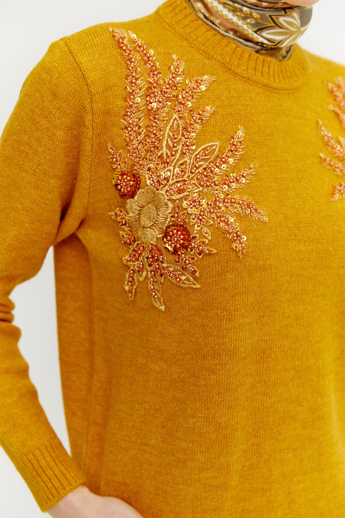 Payet İşlemeli Çiçek Nakışlı Triko Tunik