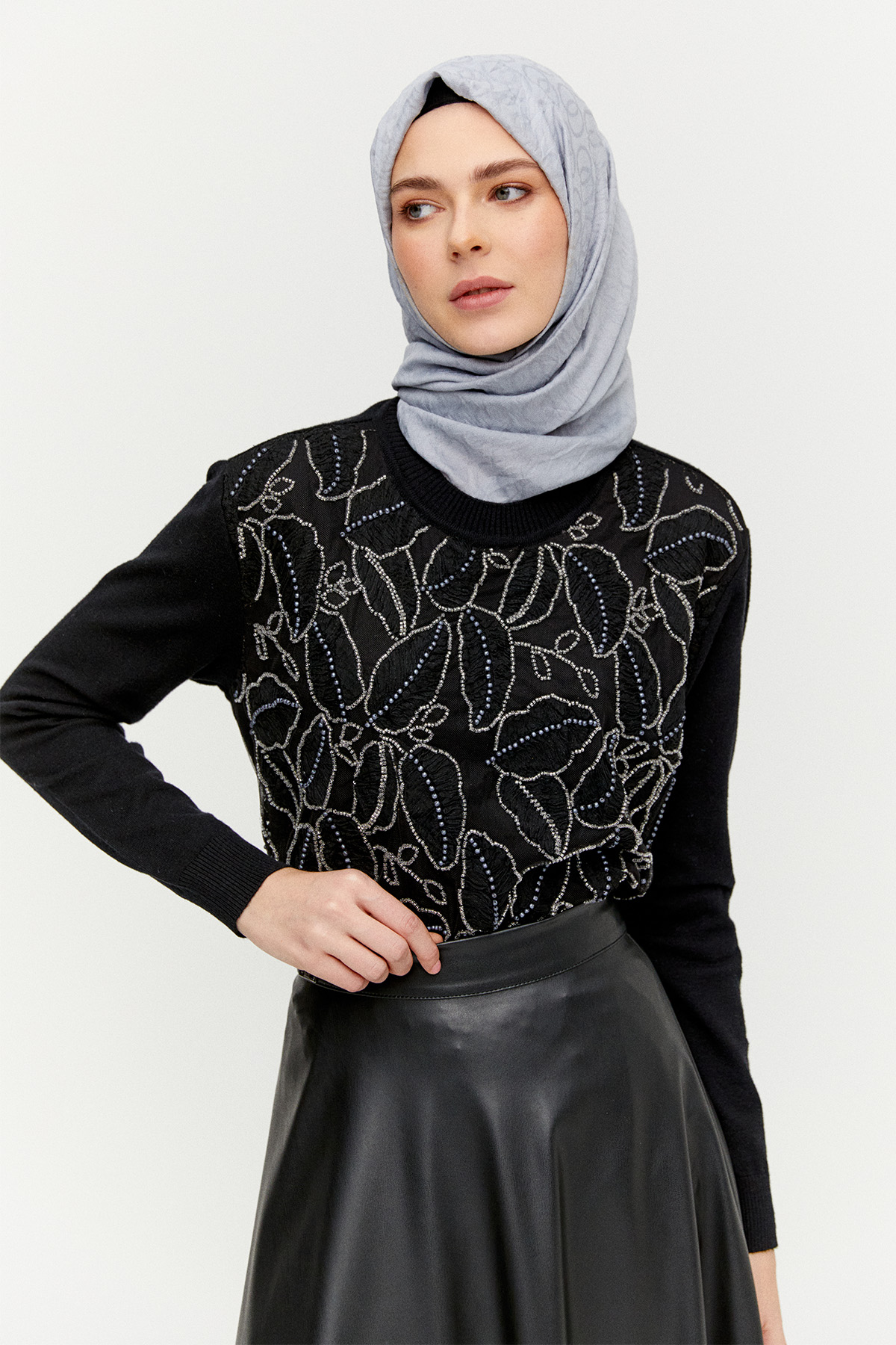 İnci ve Taş Detaylı Yaprak Desenli Triko