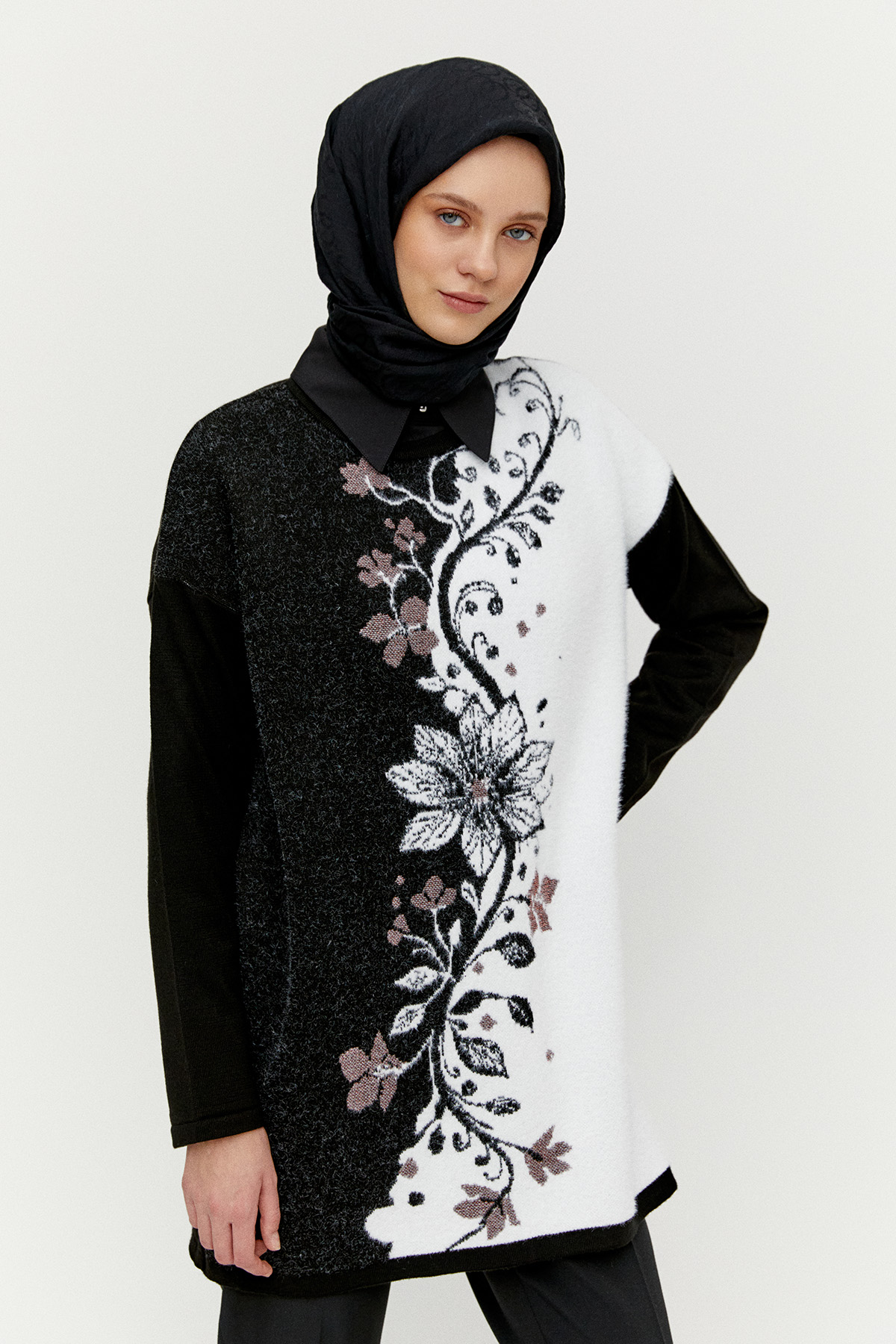 Sim Detaylı Çiçek Motifli Triko Tunik