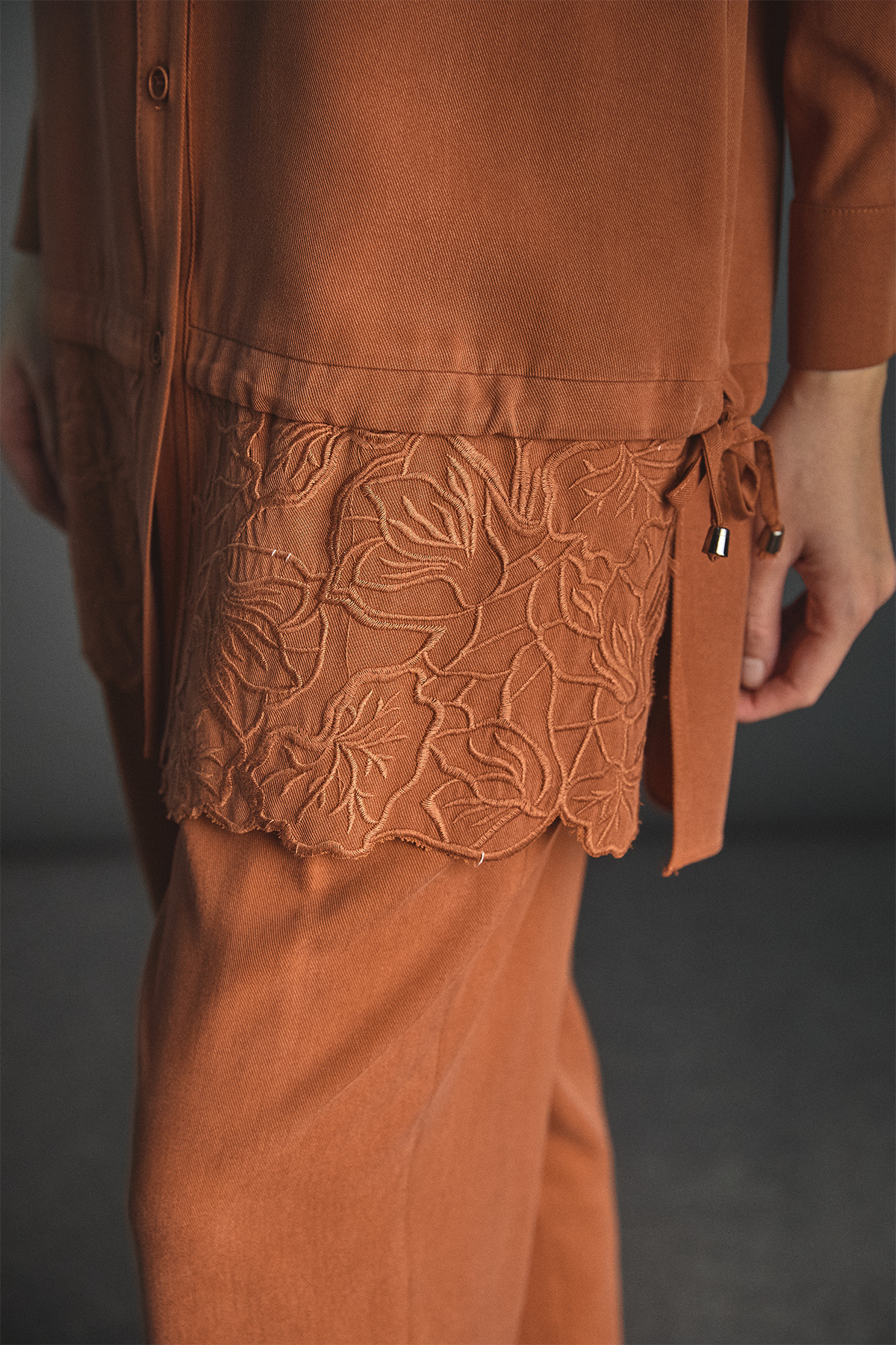 Nakış Desenli Bağcık Detaylı Tunik