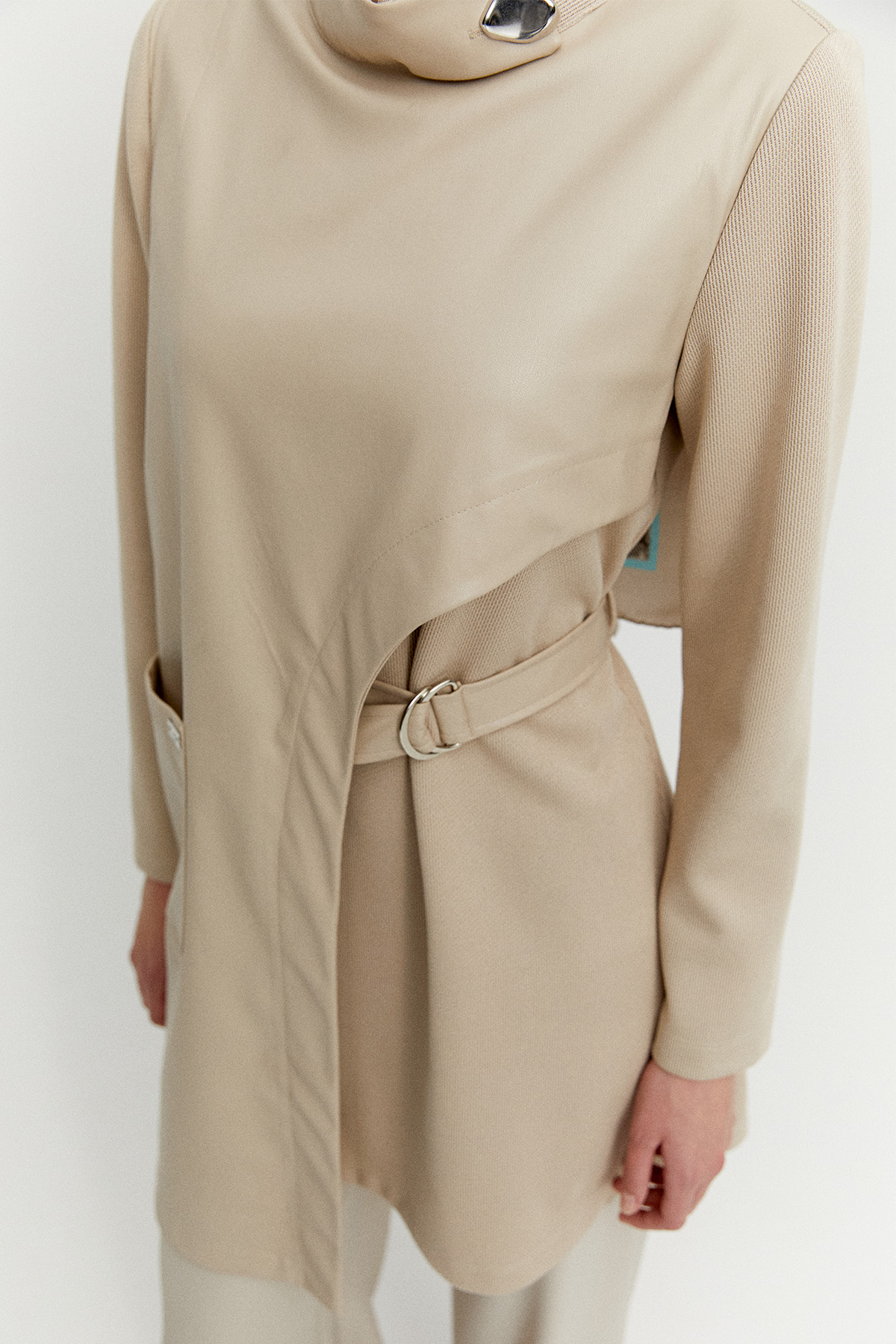 Asimetrik Suni Deri Detaylı Kemerli Tunik