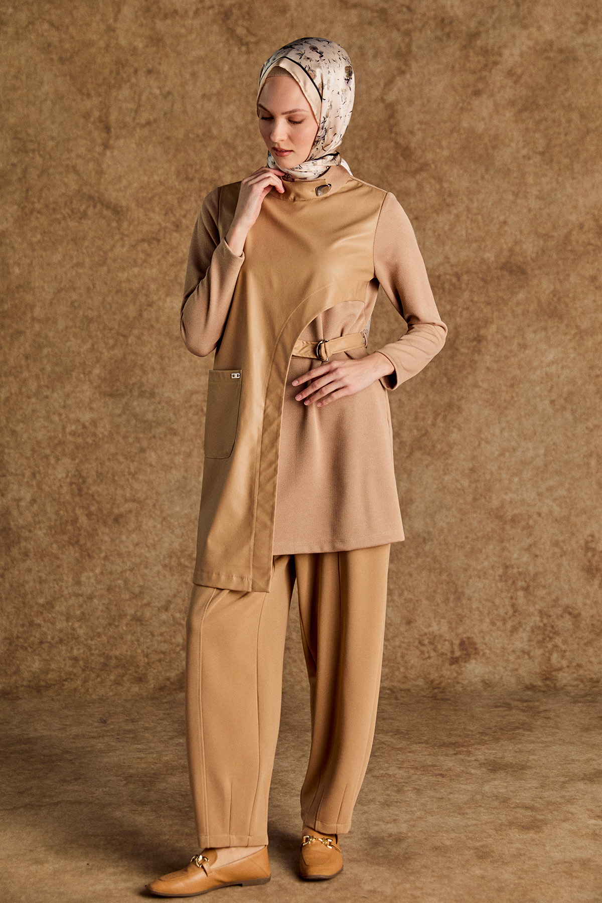 Asimetrik Suni Deri Detaylı Kemerli Tunik