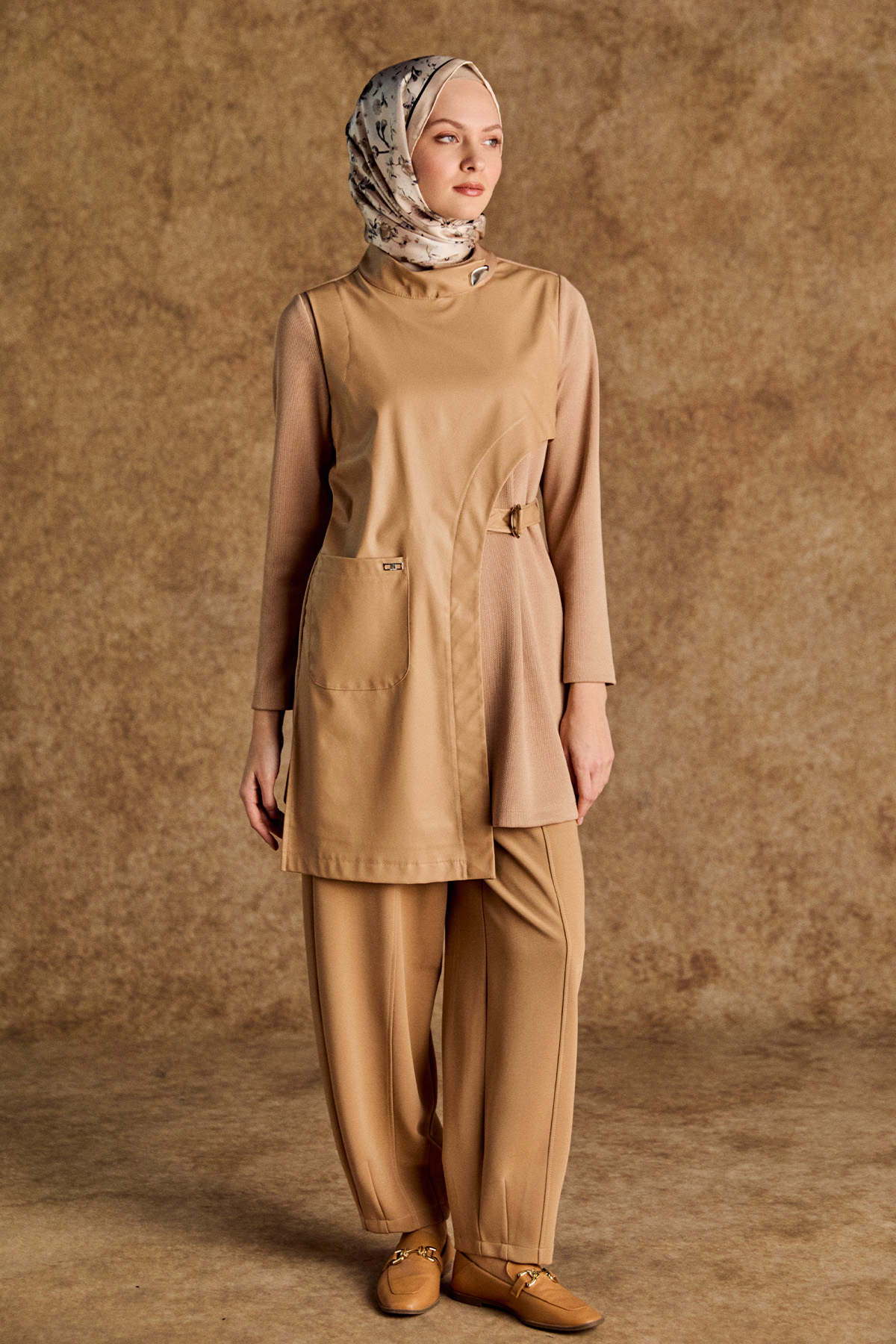 Asimetrik Suni Deri Detaylı Kemerli Tunik