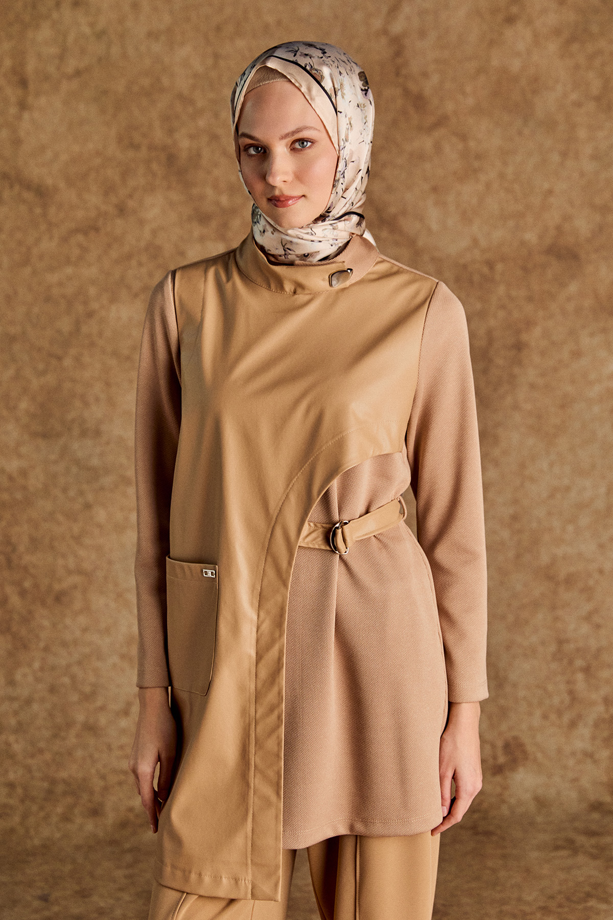 Asimetrik Suni Deri Detaylı Kemerli Tunik