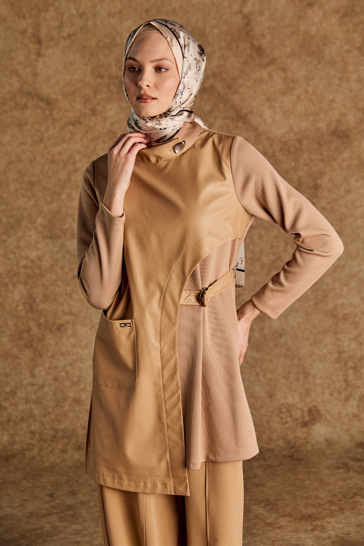 Asimetrik Suni Deri Detaylı Kemerli Tunik