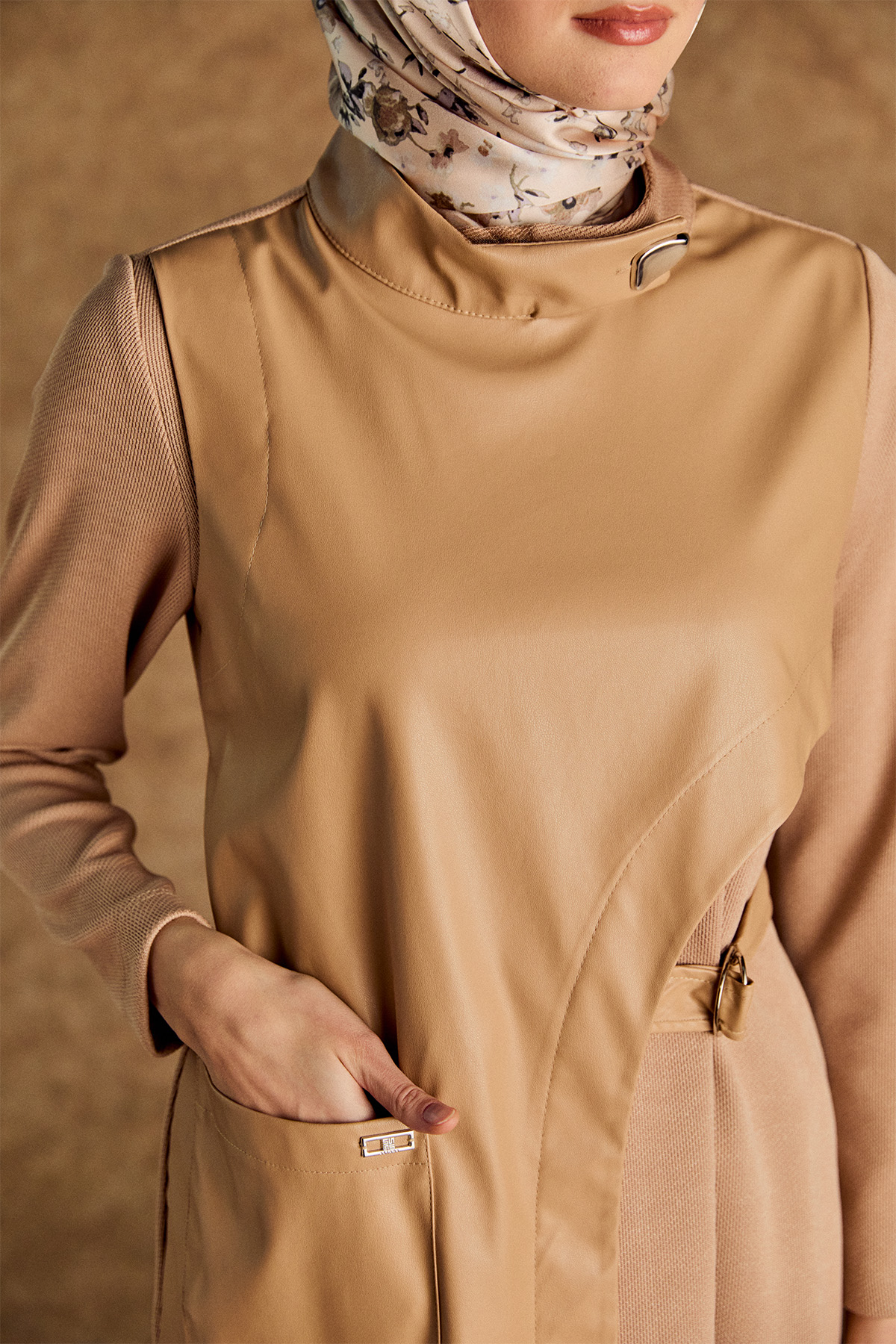 Asimetrik Suni Deri Detaylı Kemerli Tunik