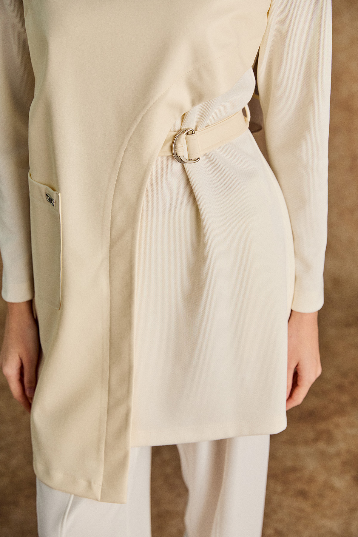 Asimetrik Suni Deri Detaylı Kemerli Tunik