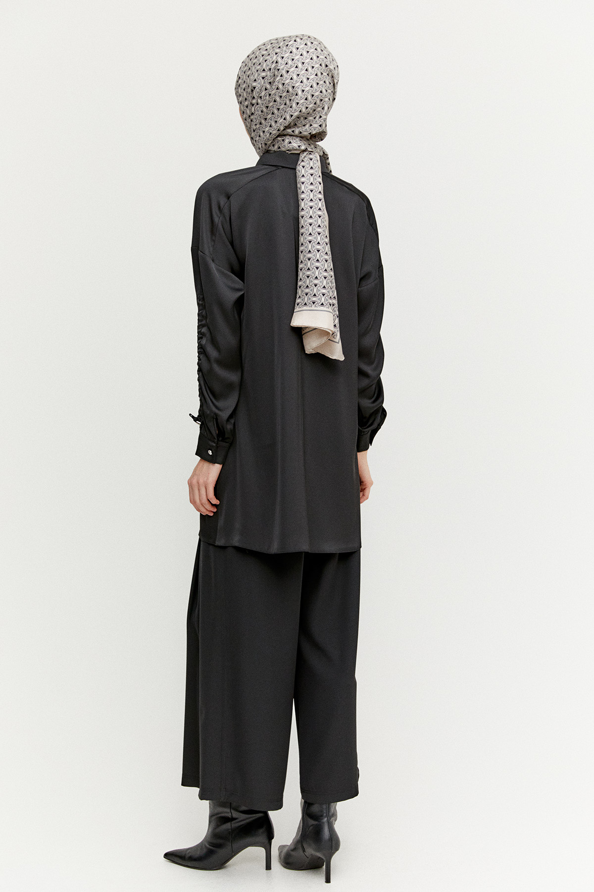 Büzgü Detaylı Saten Tunik