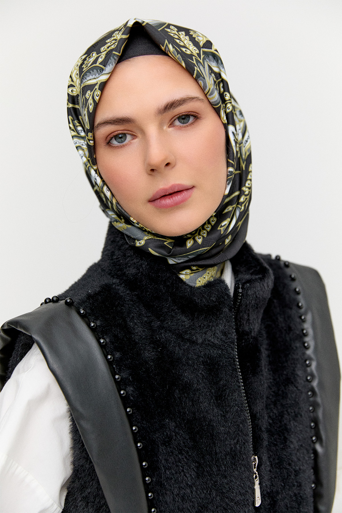 İncili Peluş Yelek, Tesettür Giyim