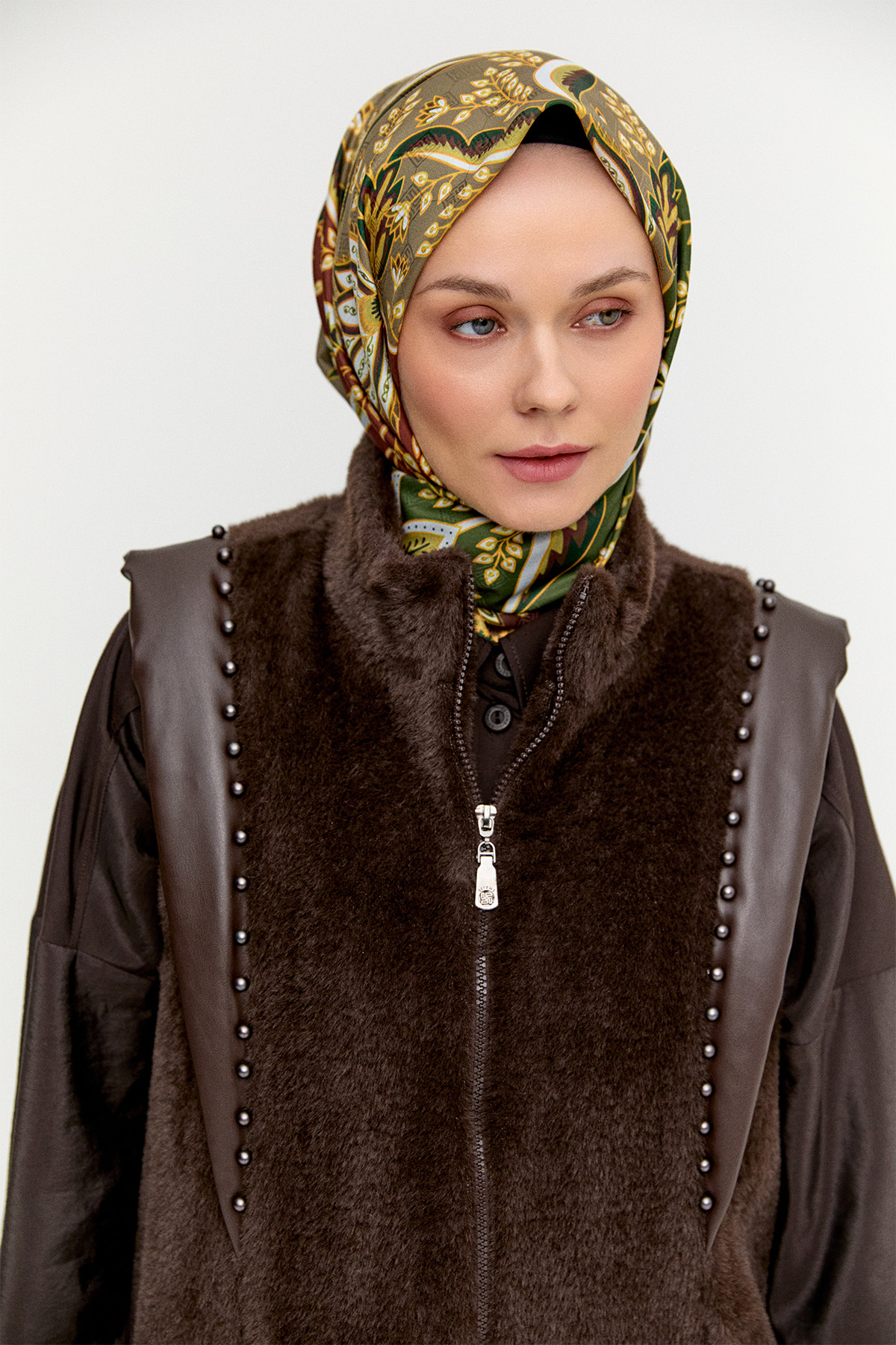 İncili Peluş Yelek, Tesettür Giyim