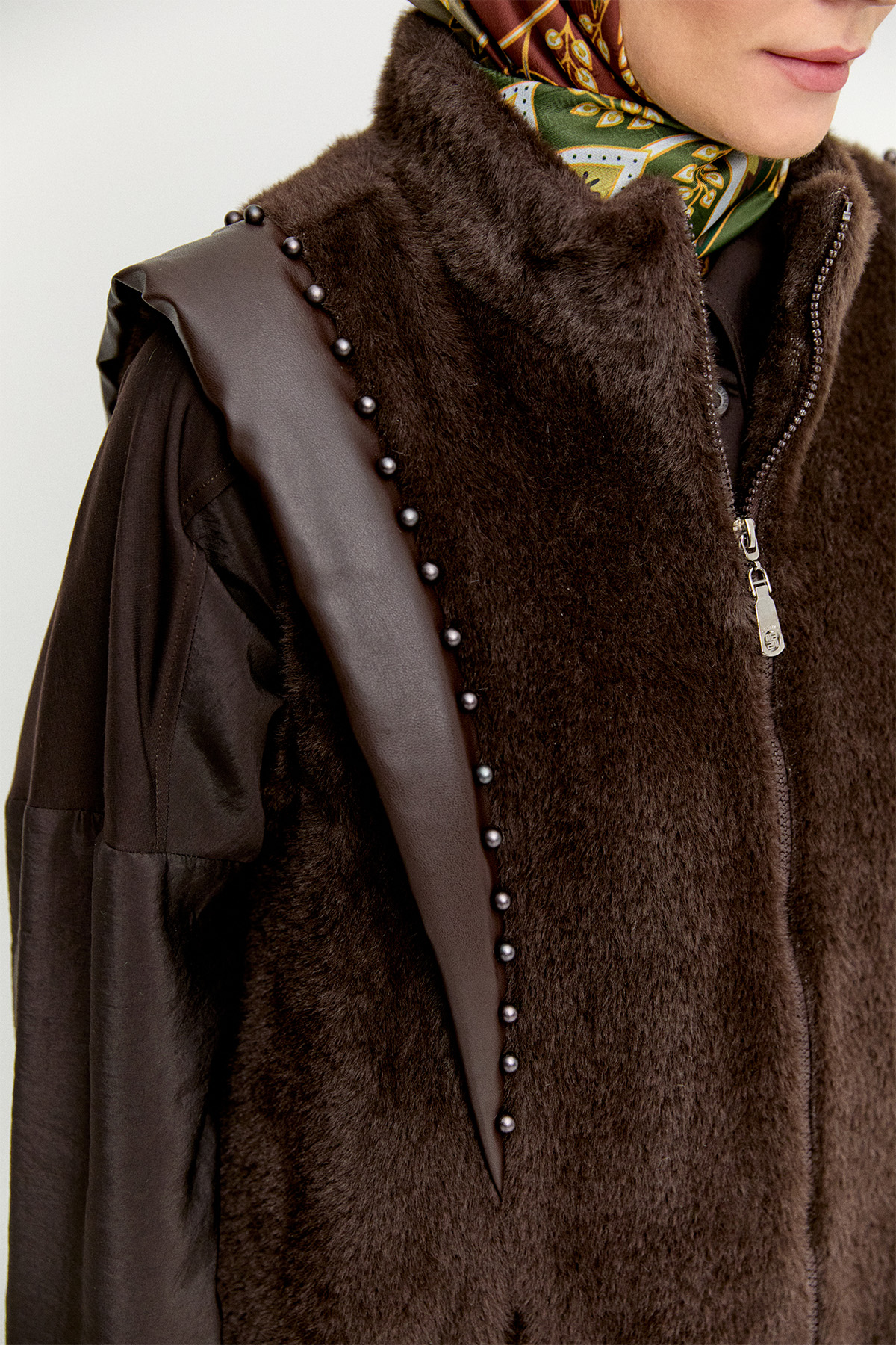 İncili Peluş Yelek, Tesettür Giyim