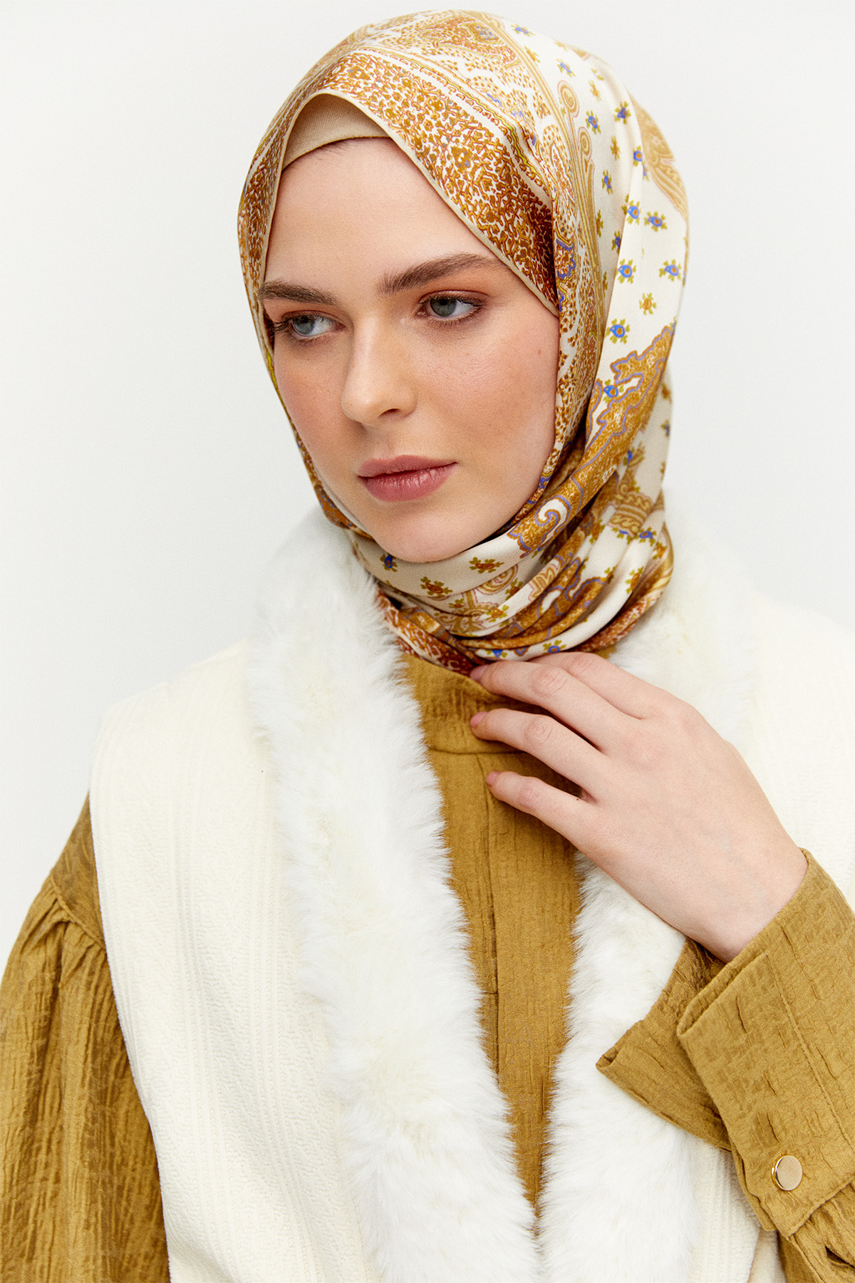 Kemerli Şal Yakalı Suni Kürklü Yelek