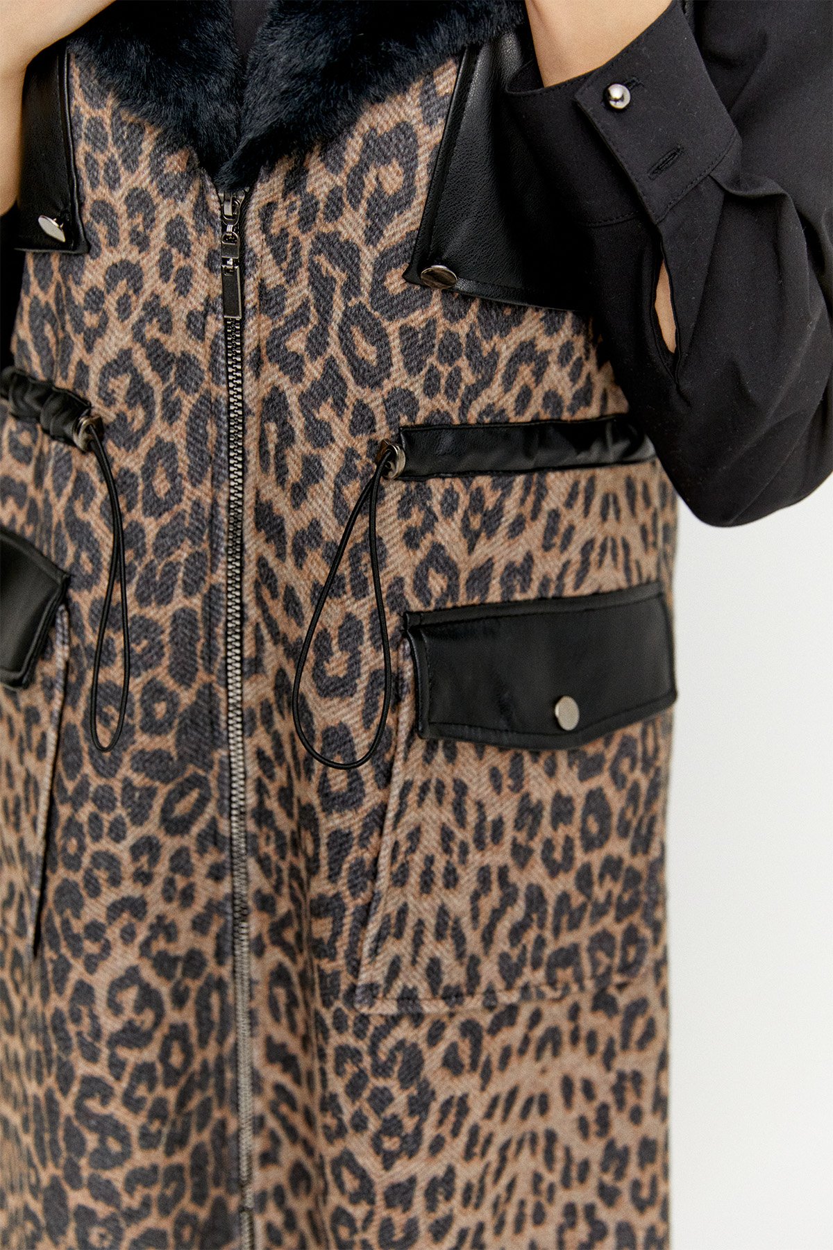 Leopar Desenli Suni Kürklü Yünlü Yelek