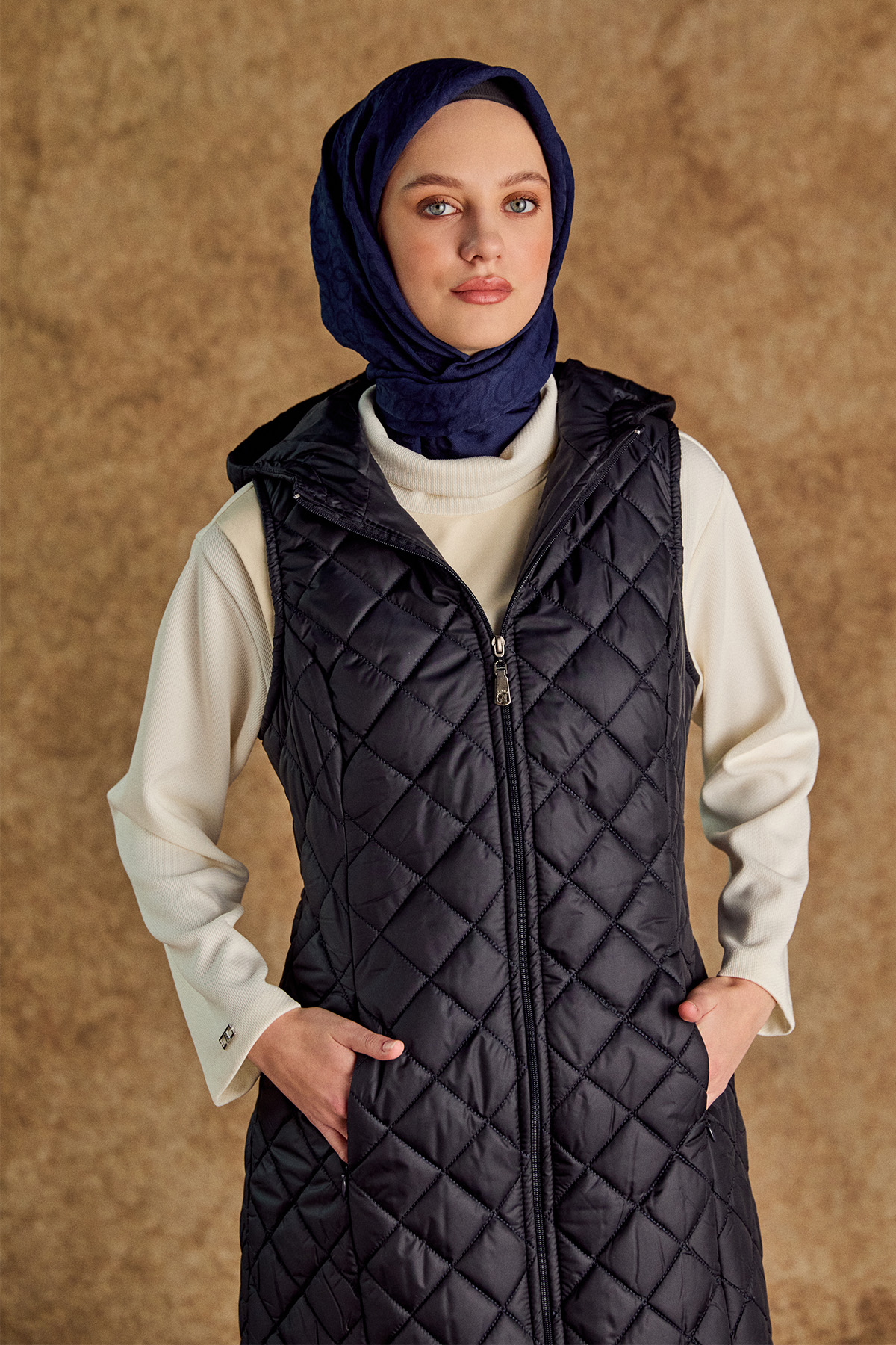 Kapüşonlu Baklava Desenli Kapitone Yelek