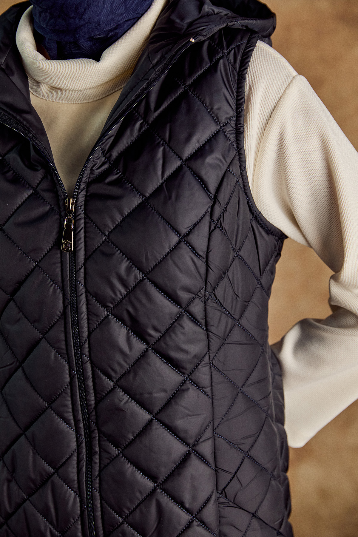 Kapüşonlu Baklava Desenli Kapitone Yelek