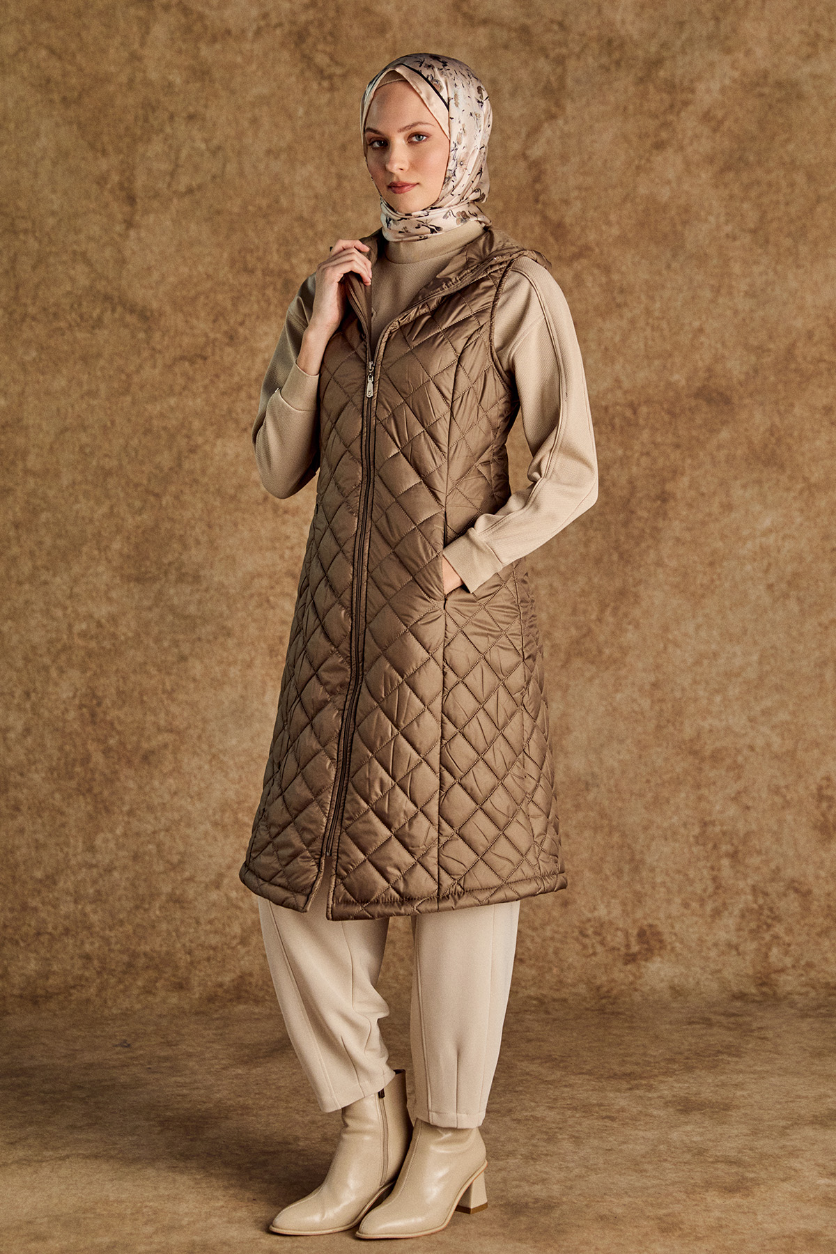 Kapüşonlu Baklava Desenli Kapitone Yelek