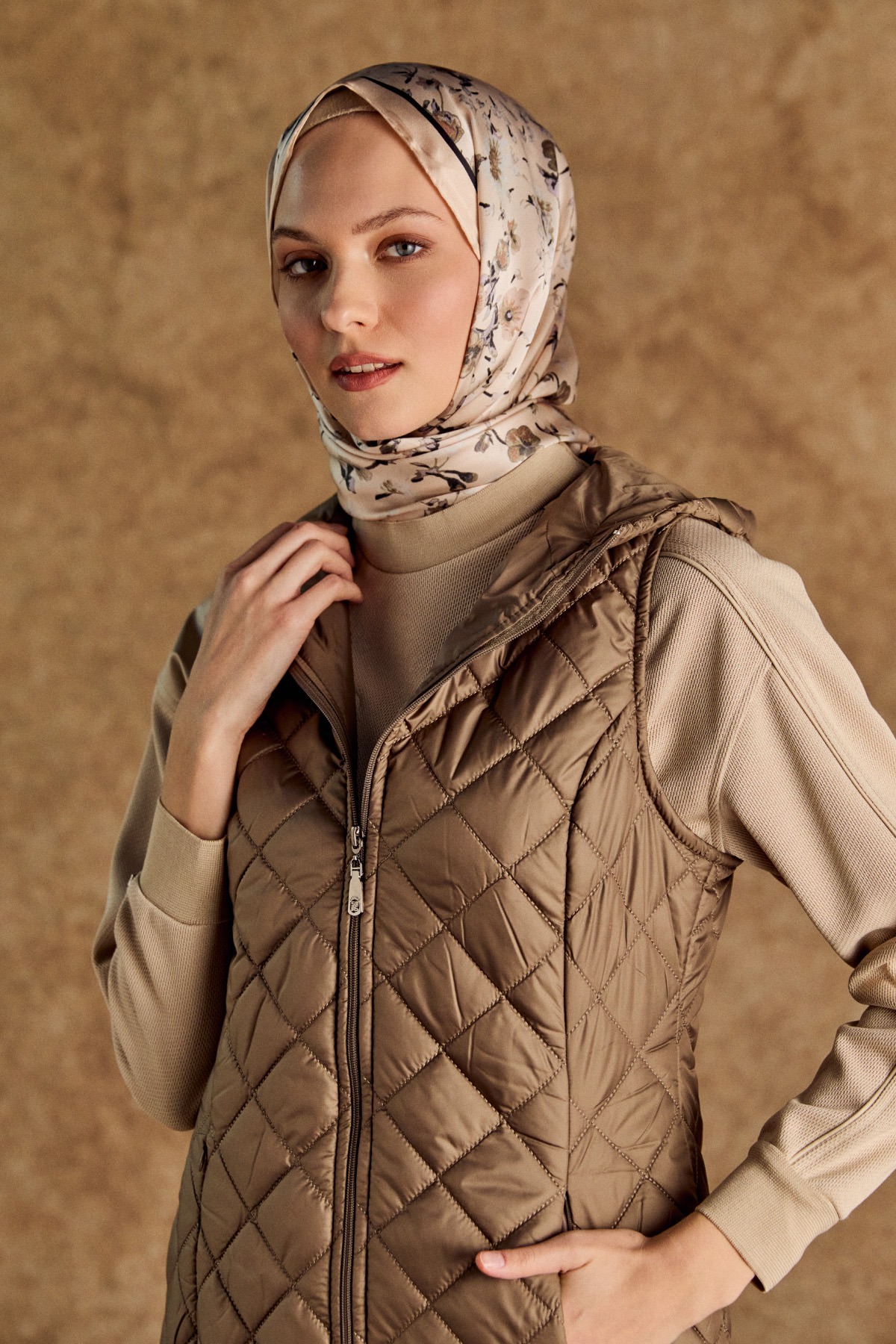 Kapüşonlu Baklava Desenli Kapitone Yelek