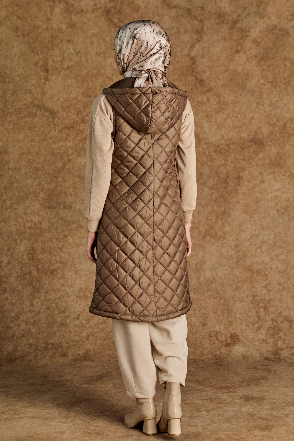 Kapüşonlu Baklava Desenli Kapitone Yelek