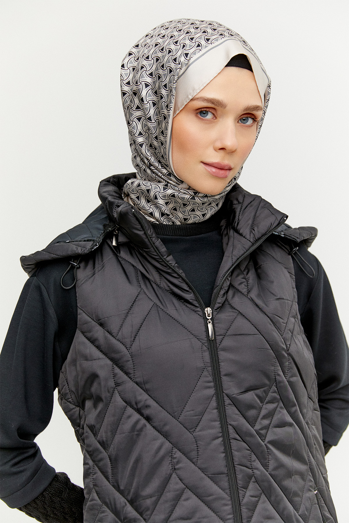 Seyyar Kapüşonlu Desenli Kapitone Yelek, Tesettür Giyim