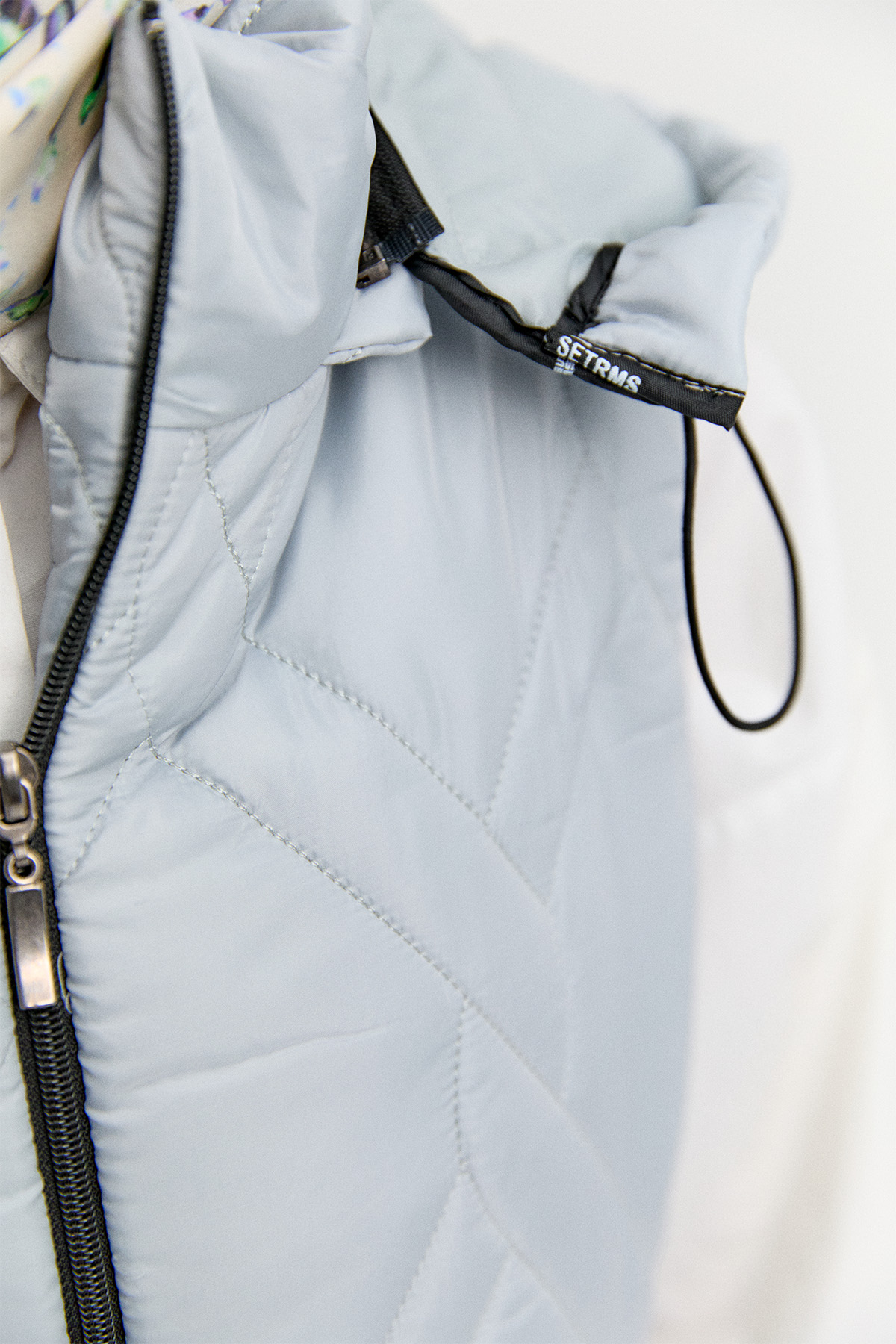 Seyyar Kapüşonlu Desenli Kapitone Yelek, Tesettür Giyim