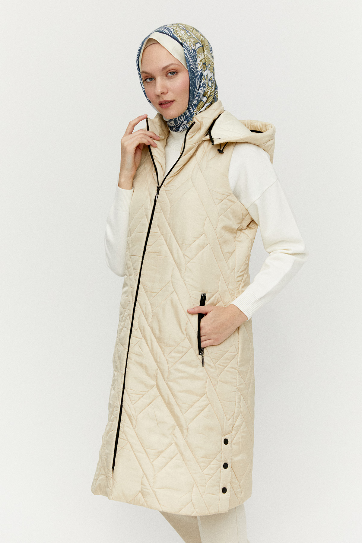 Seyyar Kapüşonlu Desenli Kapitone Yelek