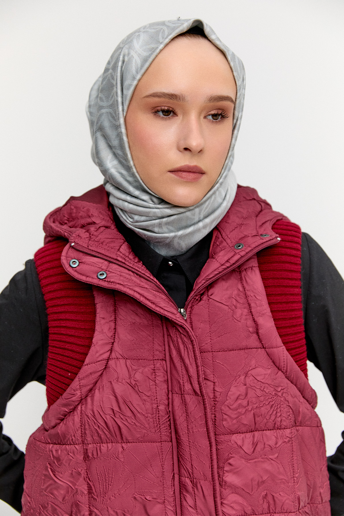 Ribanalı Kapüşonlu Kapitone Yelek, Tesettür Giyim