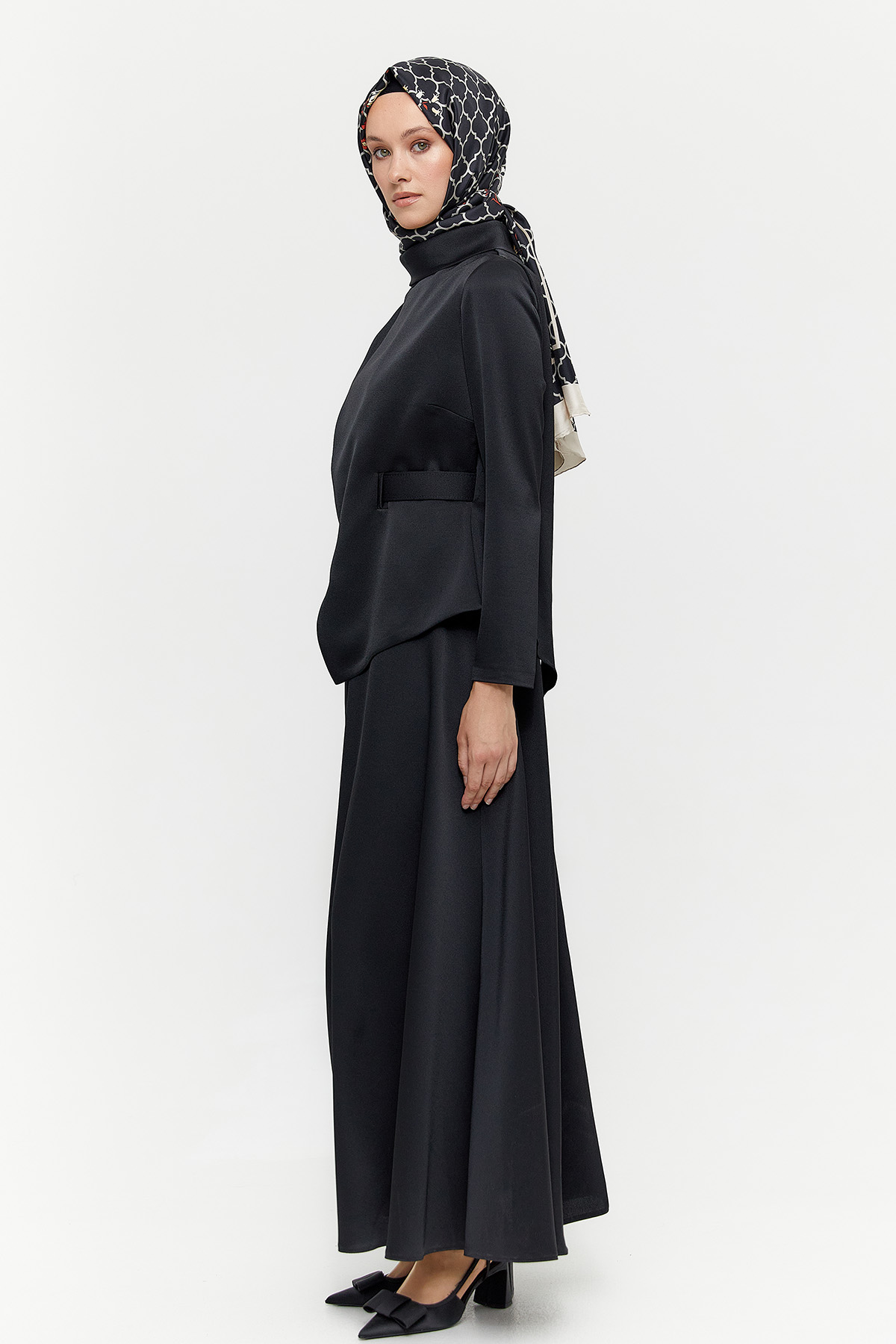 Rüzgarlık Detaylı Kemerli Saten Elbise, Tesettür Giyim