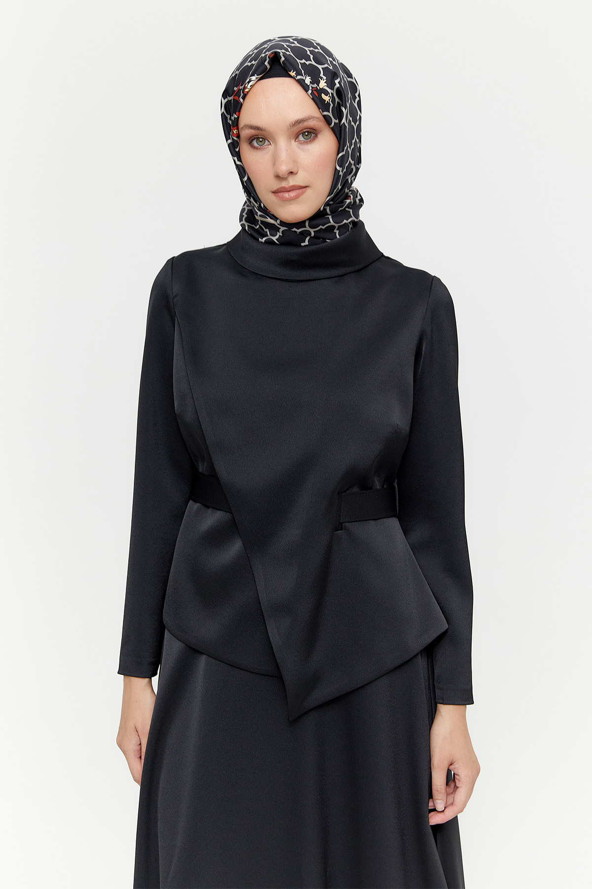 Rüzgarlık Detaylı Kemerli Saten Elbise, Tesettür Giyim