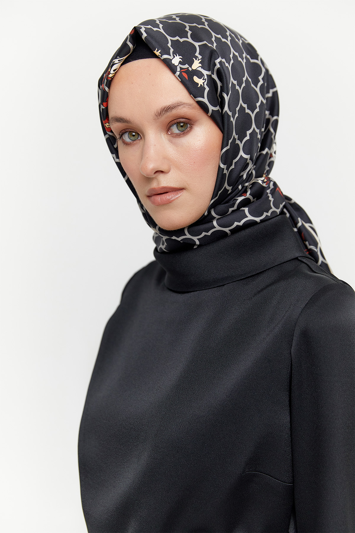 Rüzgarlık Detaylı Kemerli Saten Elbise, Tesettür Giyim