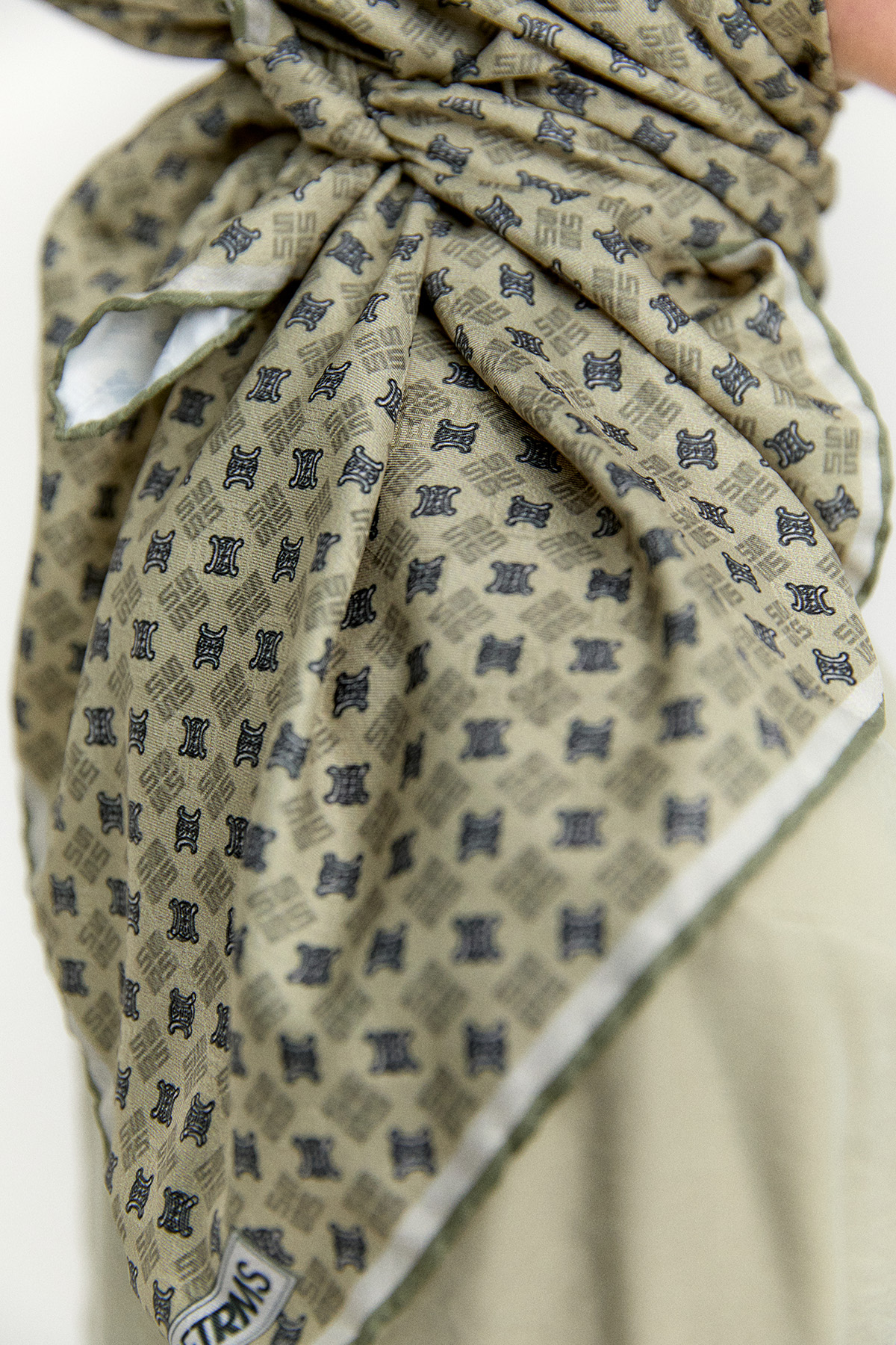 Logolu Monogram Eşarp, Tesettür Giyim