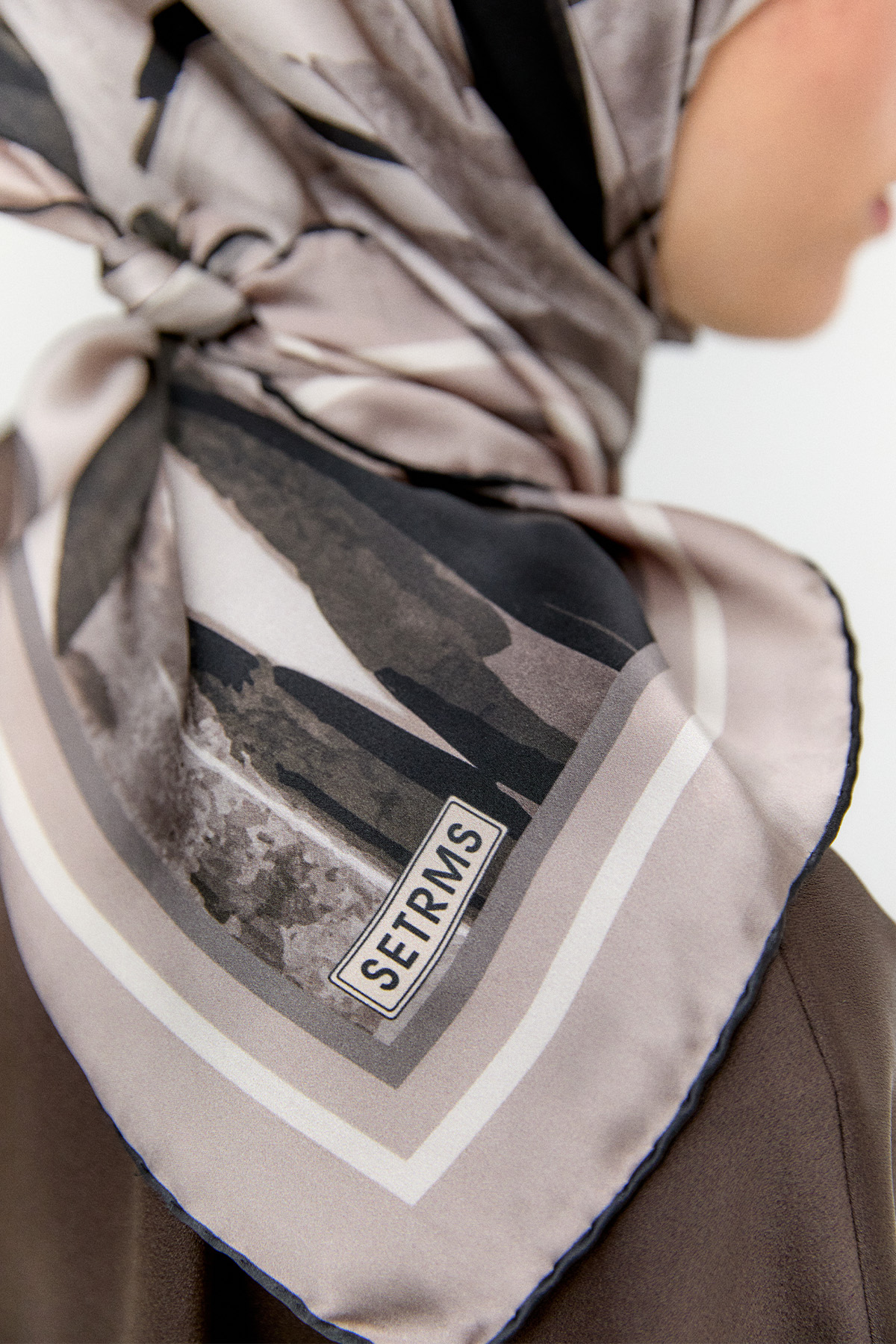 Yaprak Desenli Sura İpek Eşarp, Tesettür Giyim