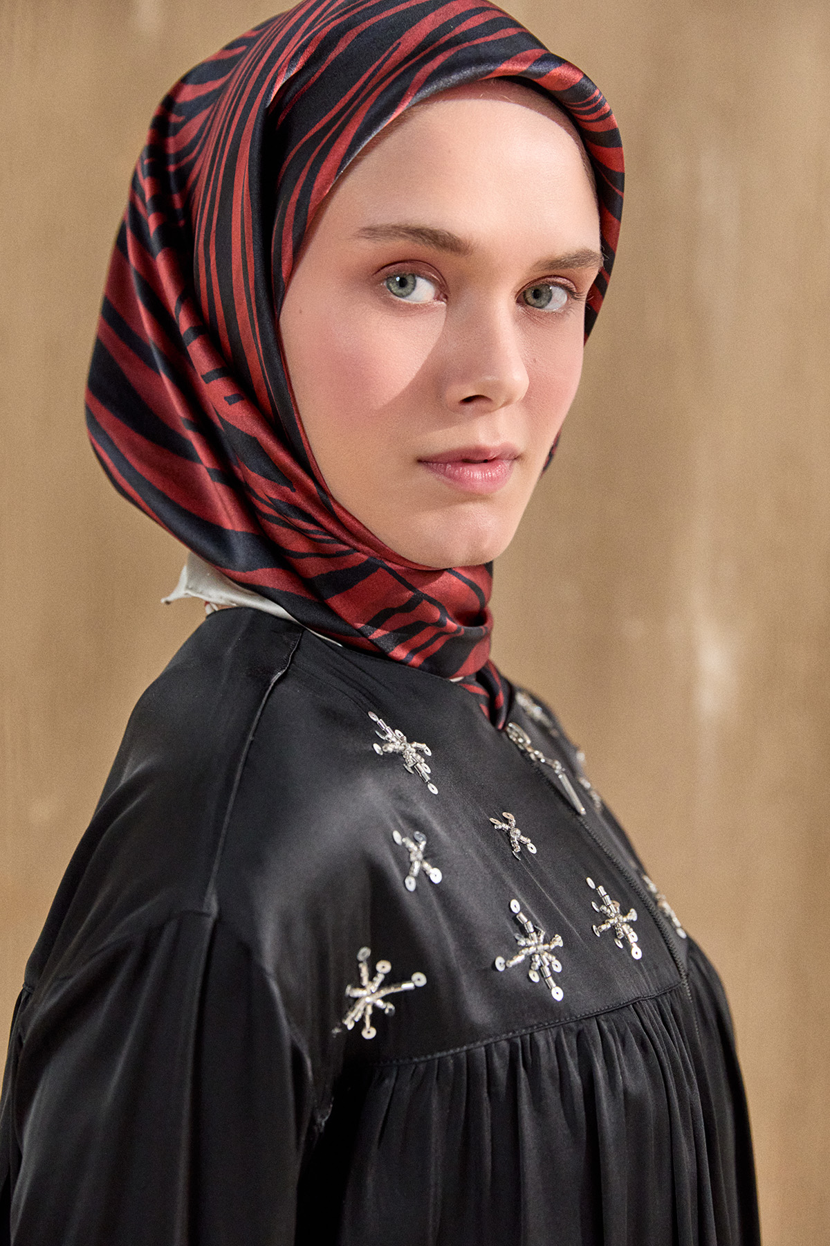 Boncuk Detaylı Saten Ceket, Tesettür Giyim