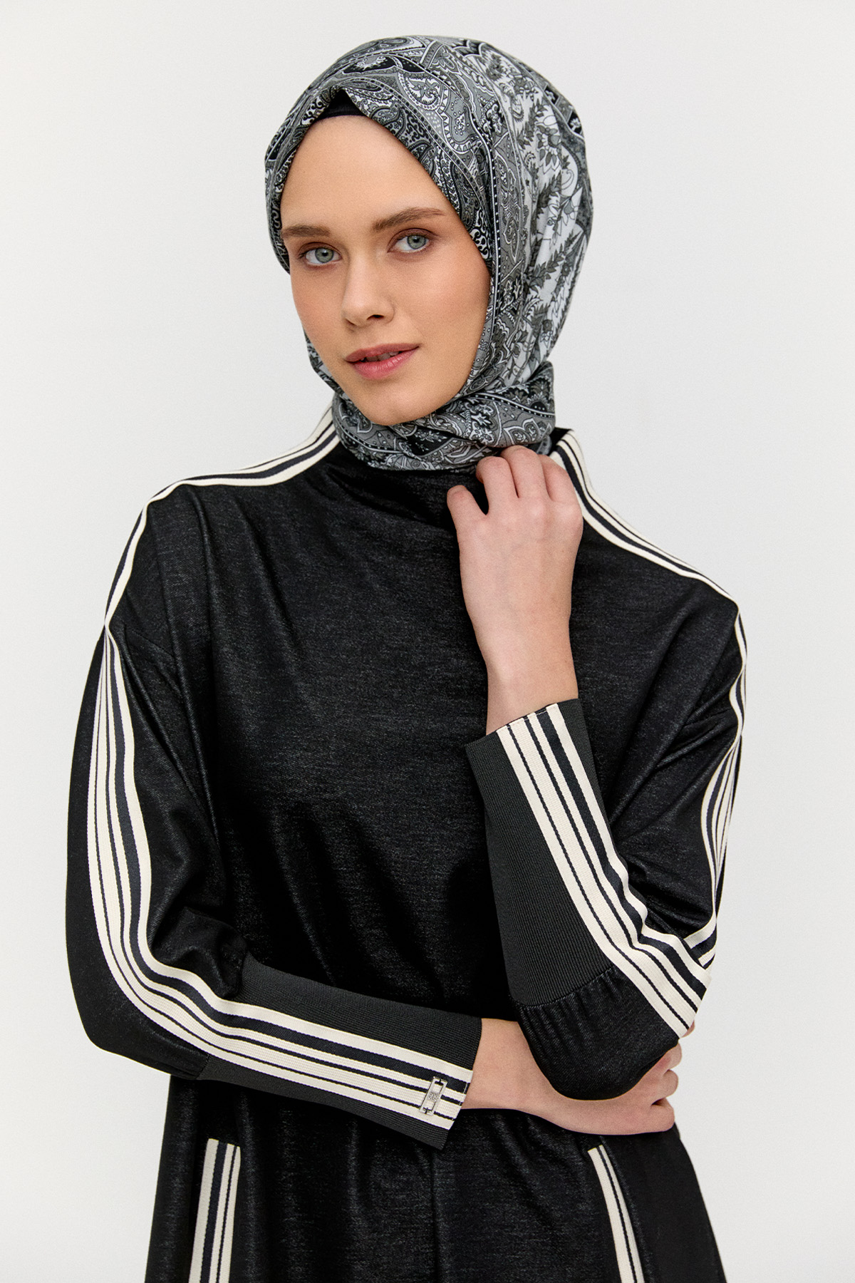 Yüksek Yakalı Fermuarlı Spor Elbise, Tesettür Giyim