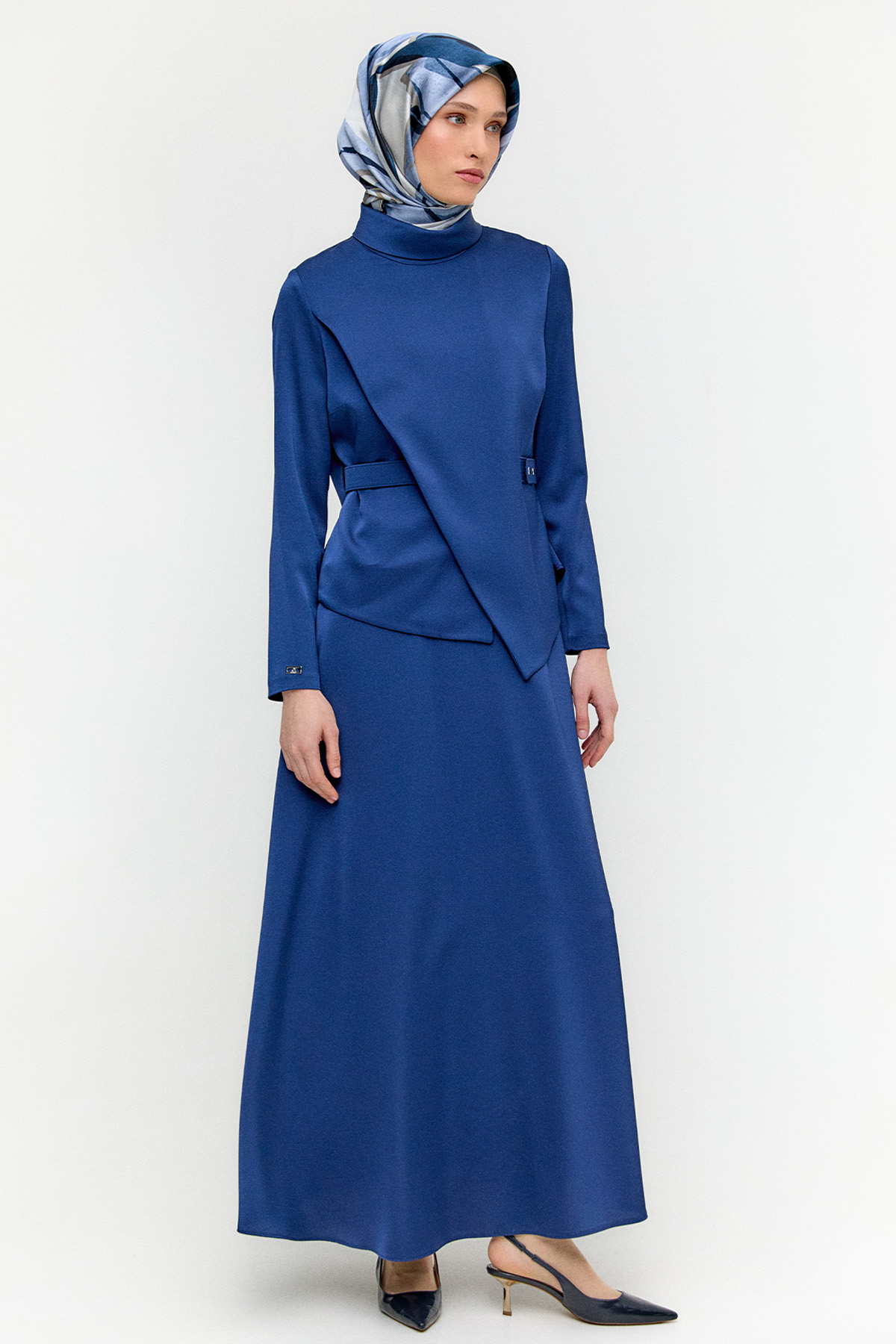 Rüzgarlık Detaylı Kemerli Saten Elbise, Tesettür Giyim