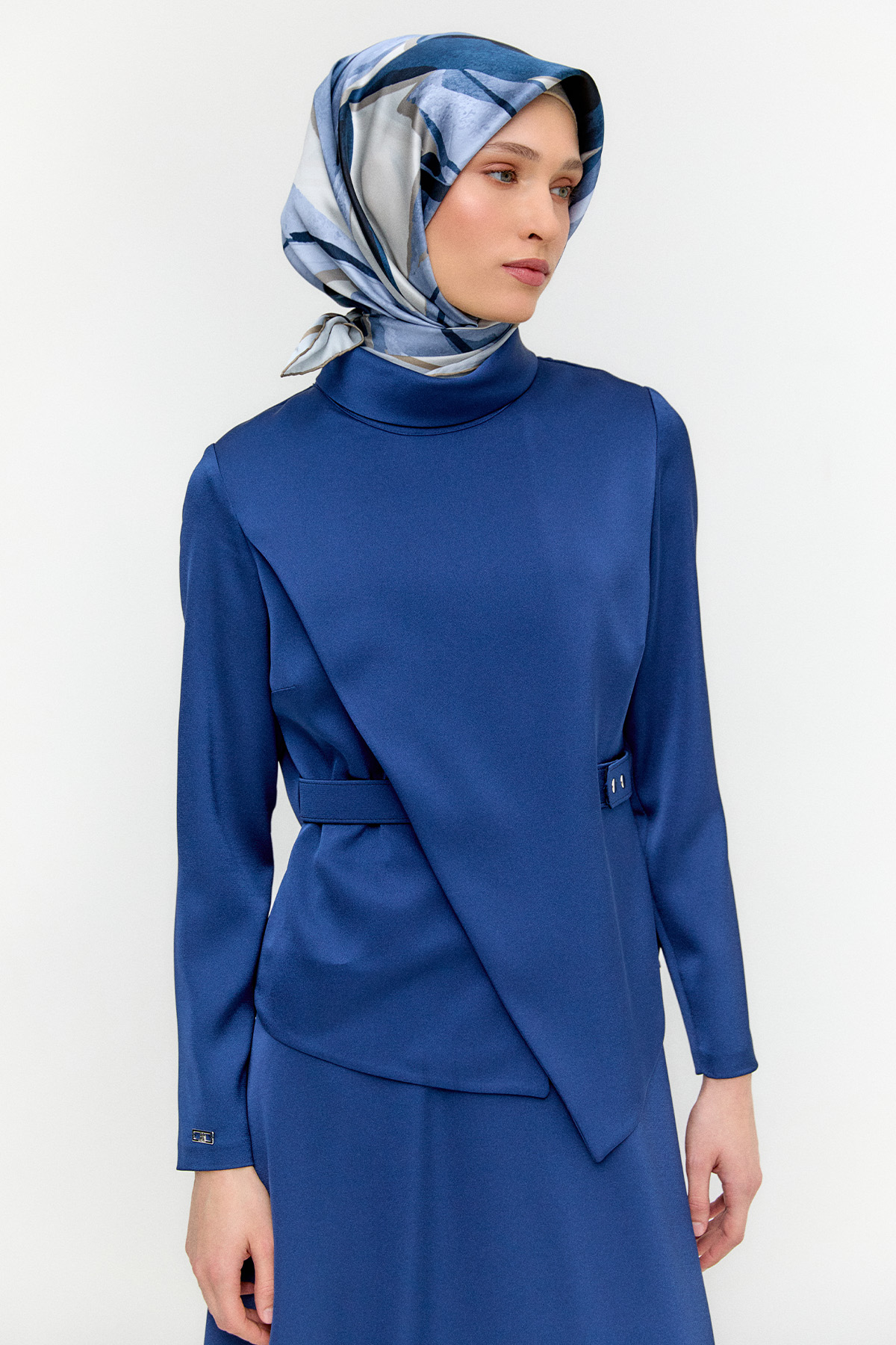 Rüzgarlık Detaylı Kemerli Saten Elbise, Tesettür Giyim