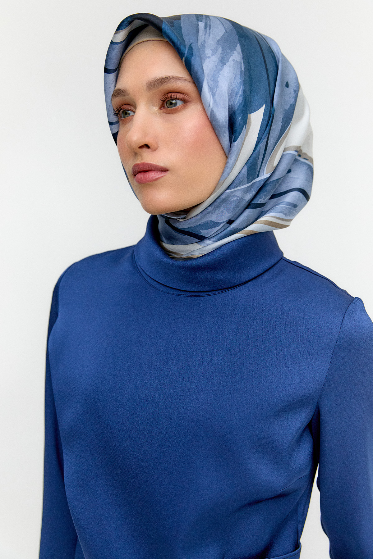 Rüzgarlık Detaylı Kemerli Saten Elbise, Tesettür Giyim