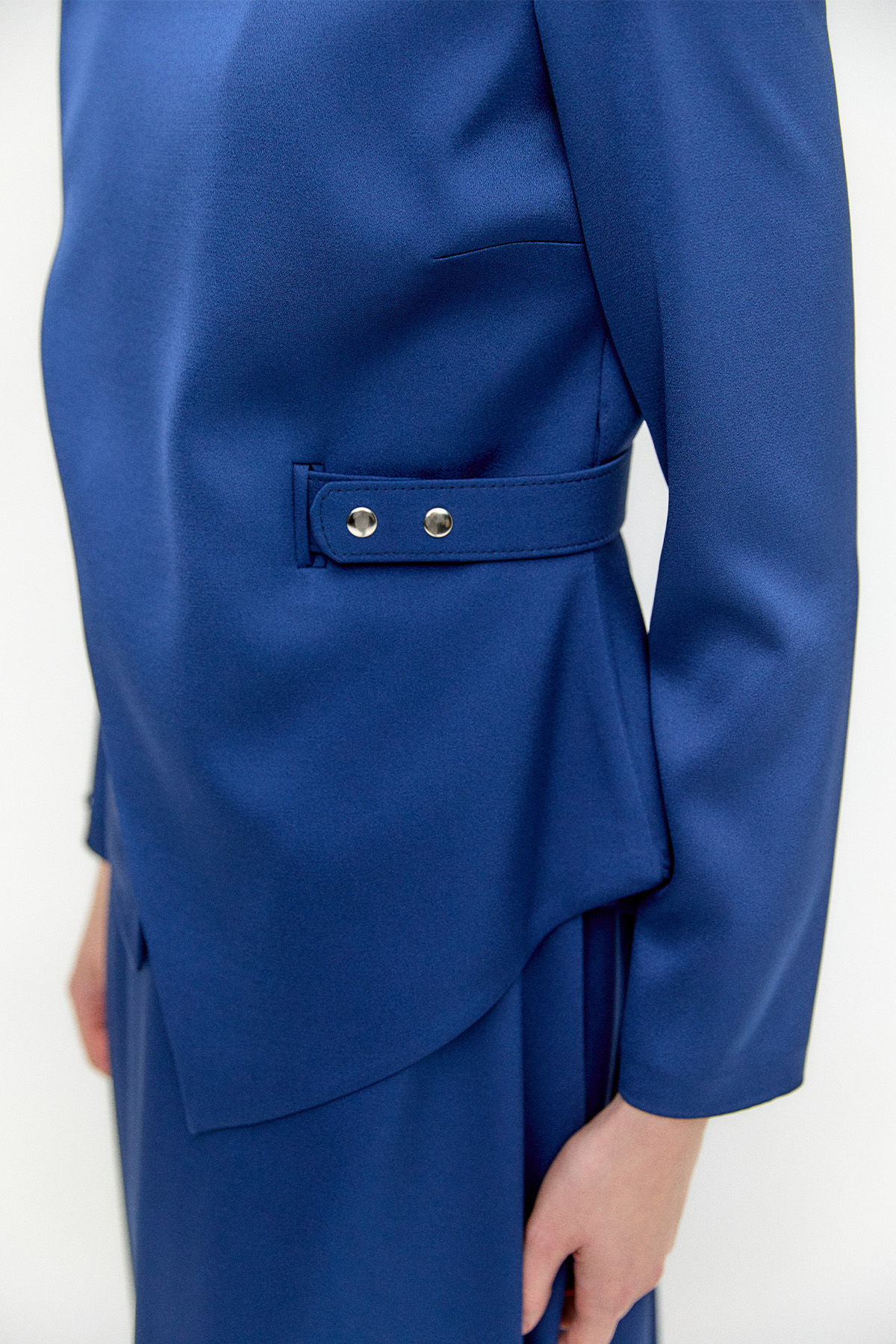 Rüzgarlık Detaylı Kemerli Saten Elbise, Tesettür Giyim