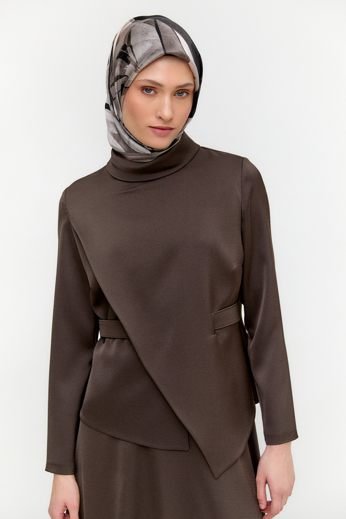 Rüzgarlık Detaylı Kemerli Saten Elbise, Tesettür Giyim